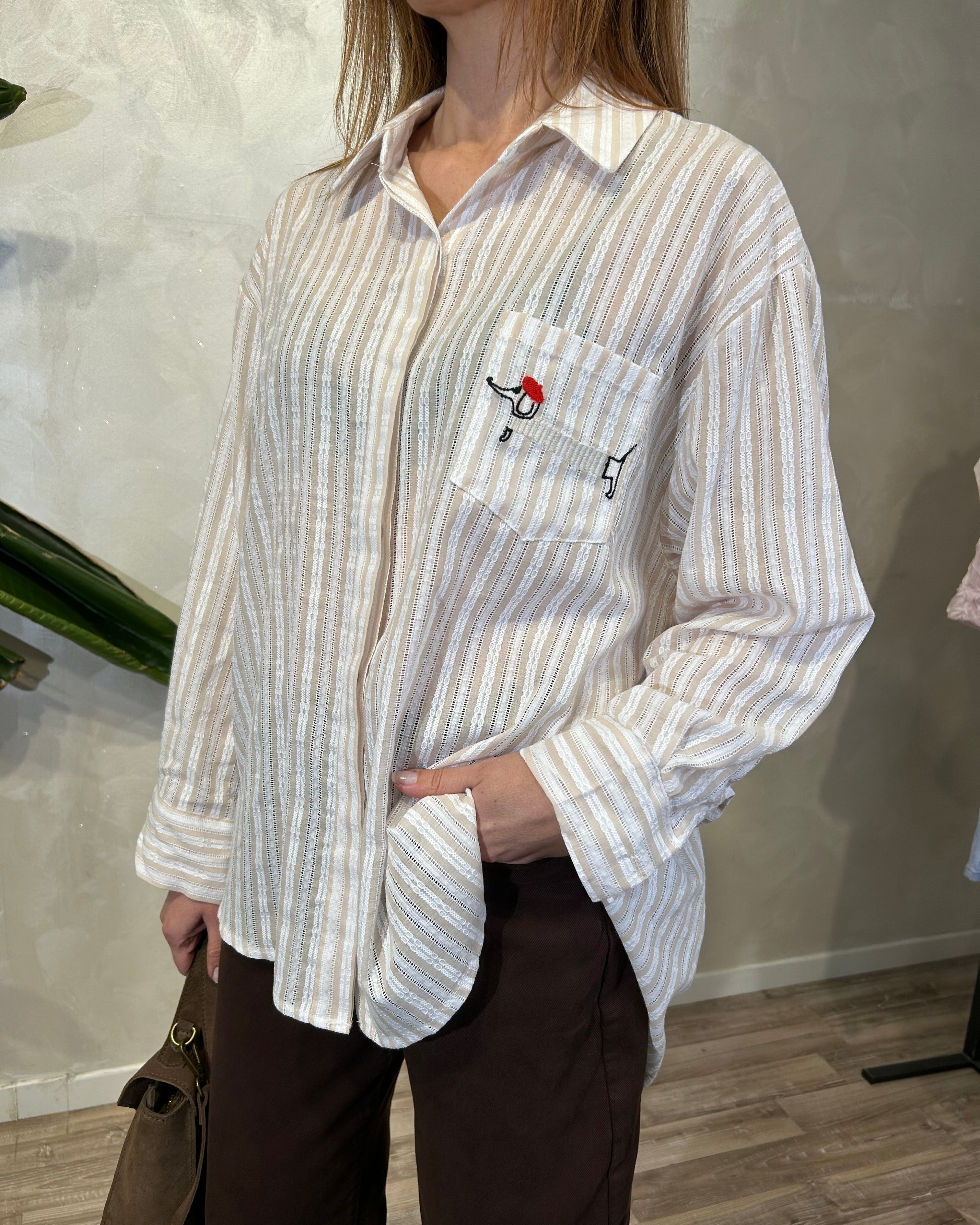 CAMICIA A RIGHE CON TESSUTO OPERATO E RICAMO SUL TASCHINO COL.BEIGE
