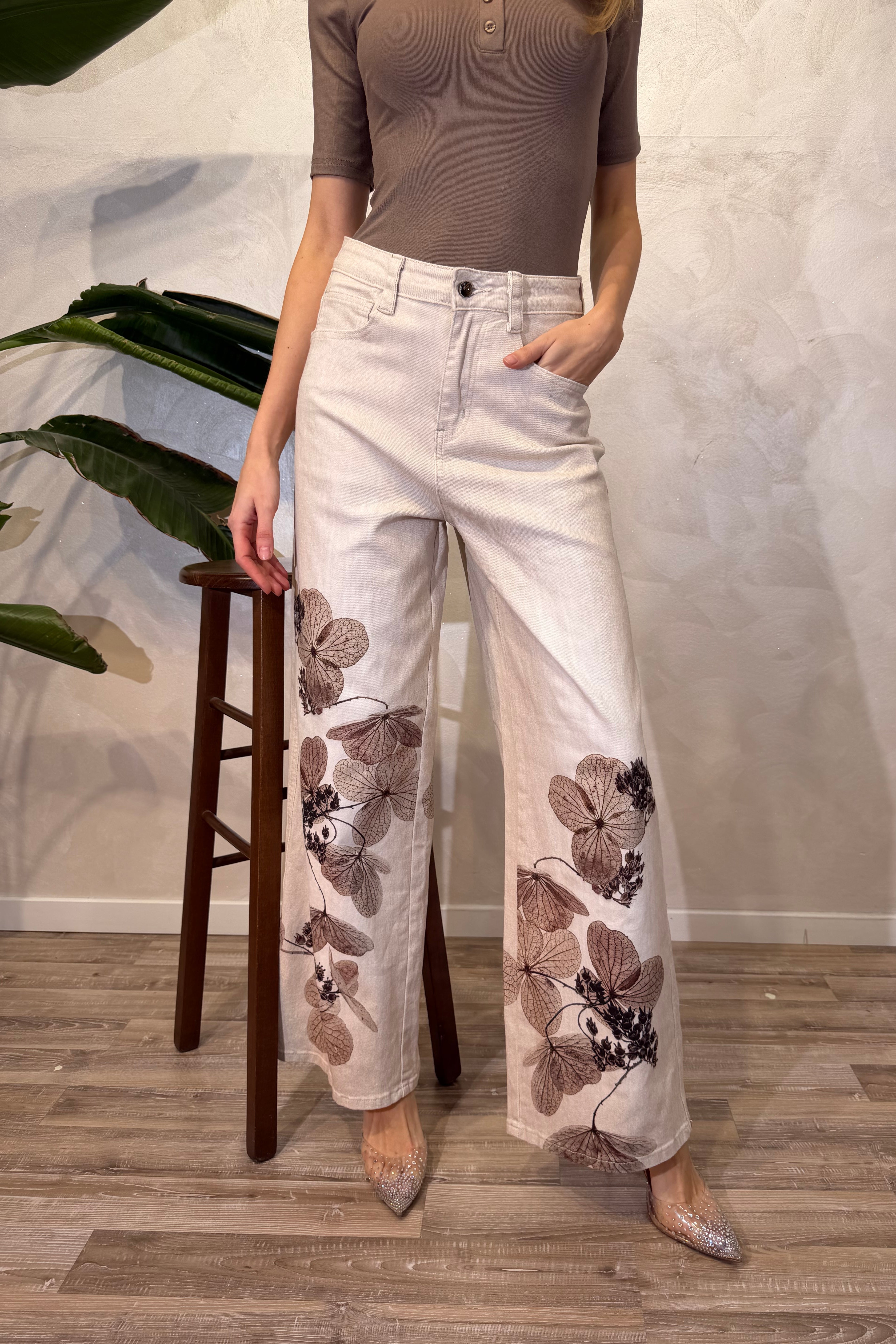 JEANS A PALAZZO CON STAMPA FLOREALE COL. BURRO