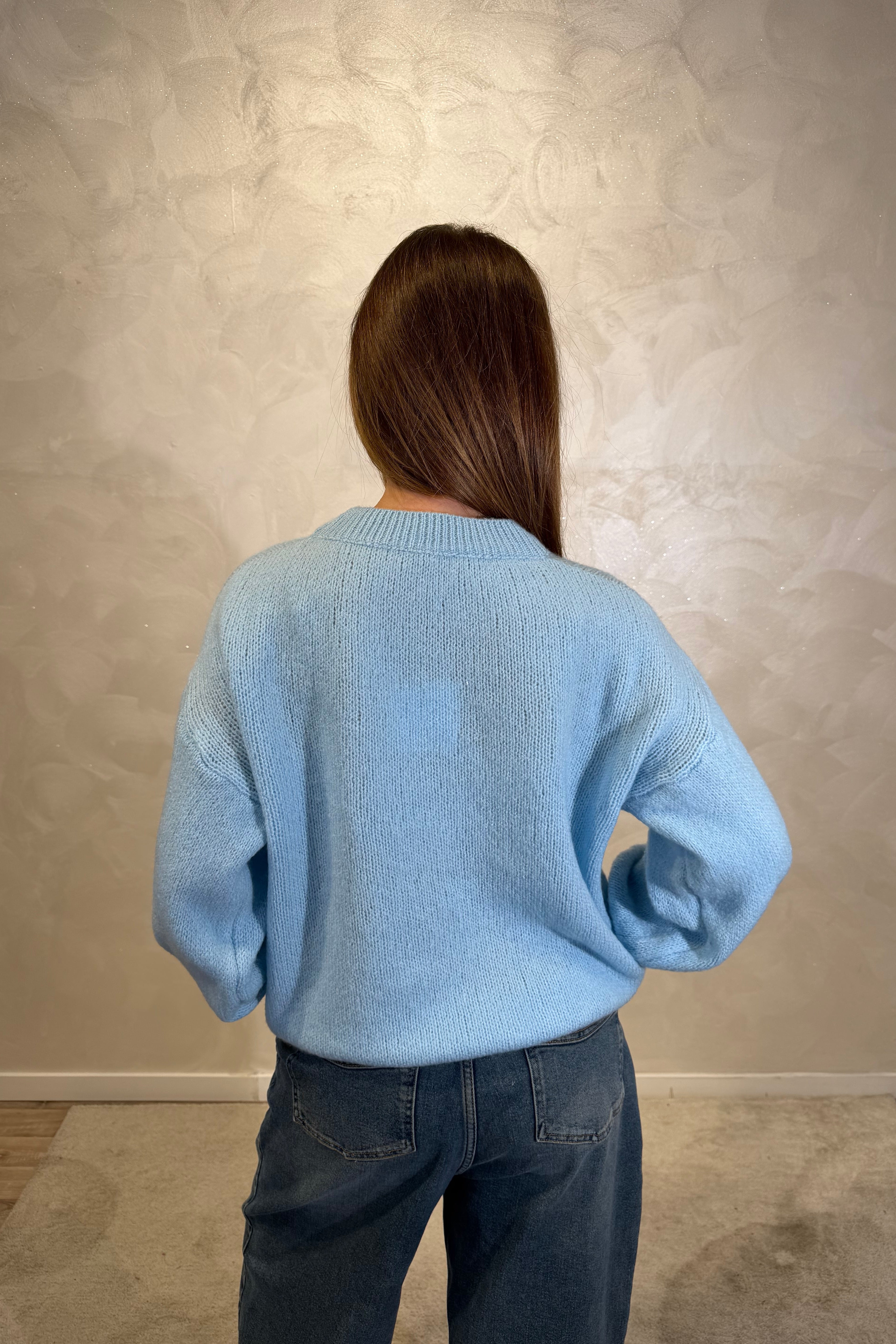 MAGLIONE CON RICAMO "ODIO TUTTI" COL. CELESTE