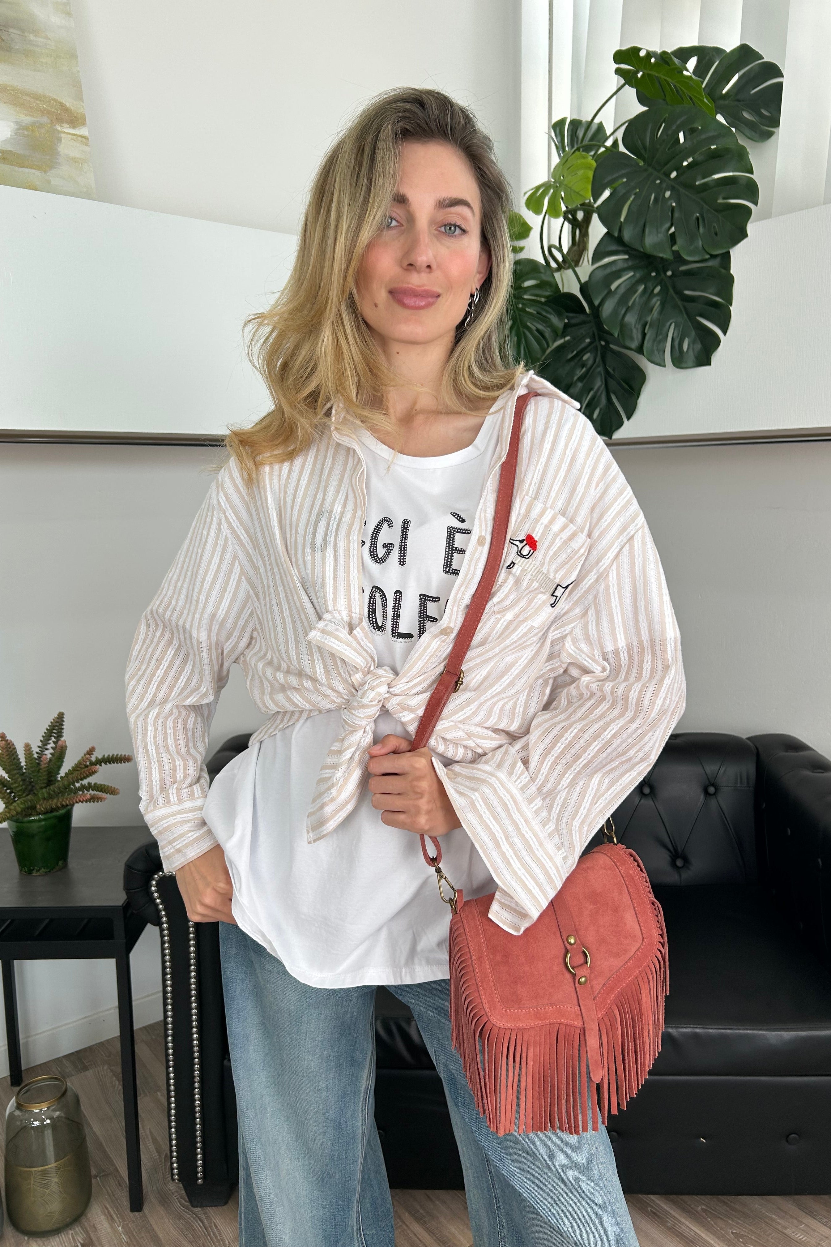 T‑SHIRT CON SCRITTA “OGGI È ALCOLEDÌ” COL BIANCO