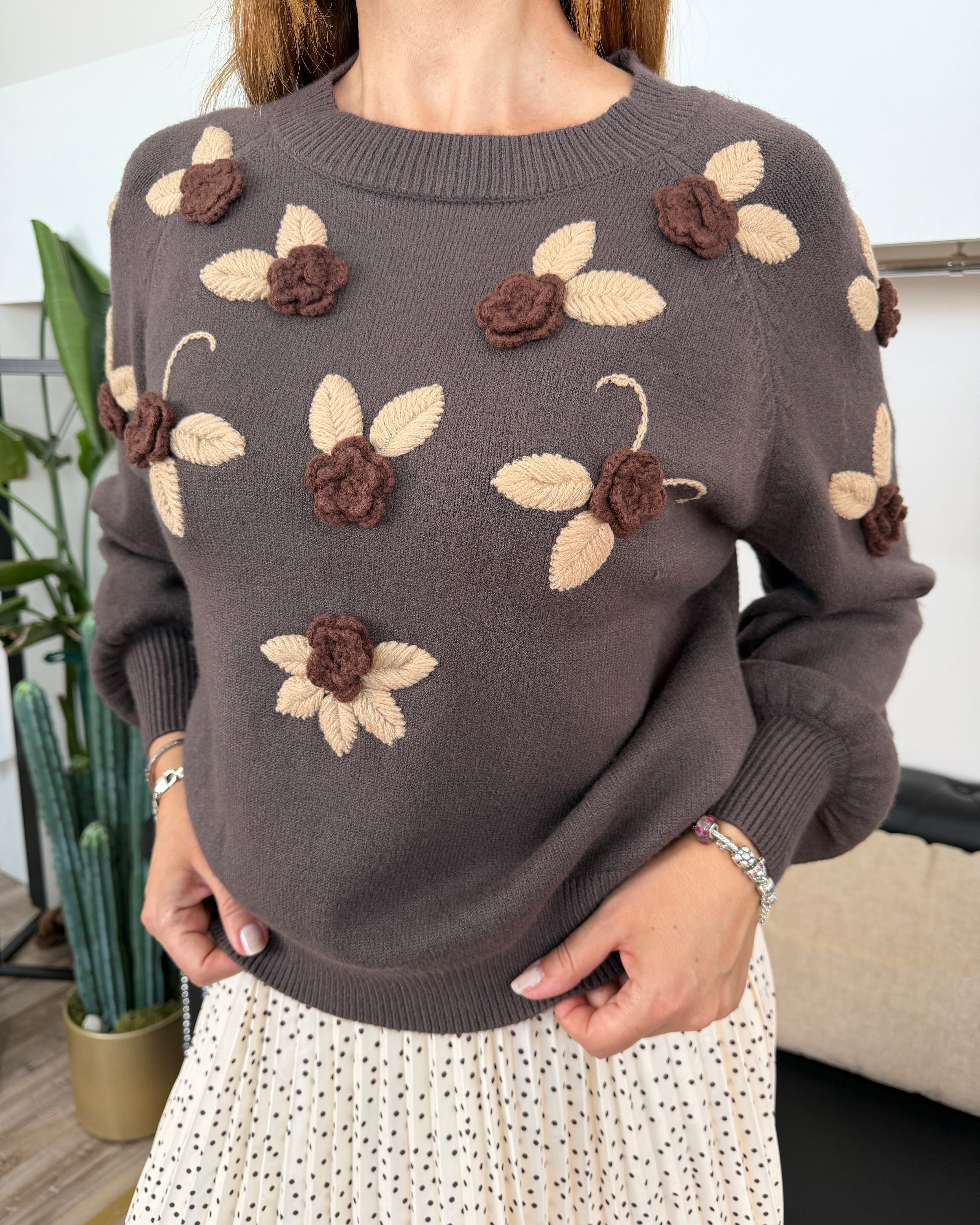 MAGLIONE CON FIORI IN RILIEVO RICAMATI COL. MORO