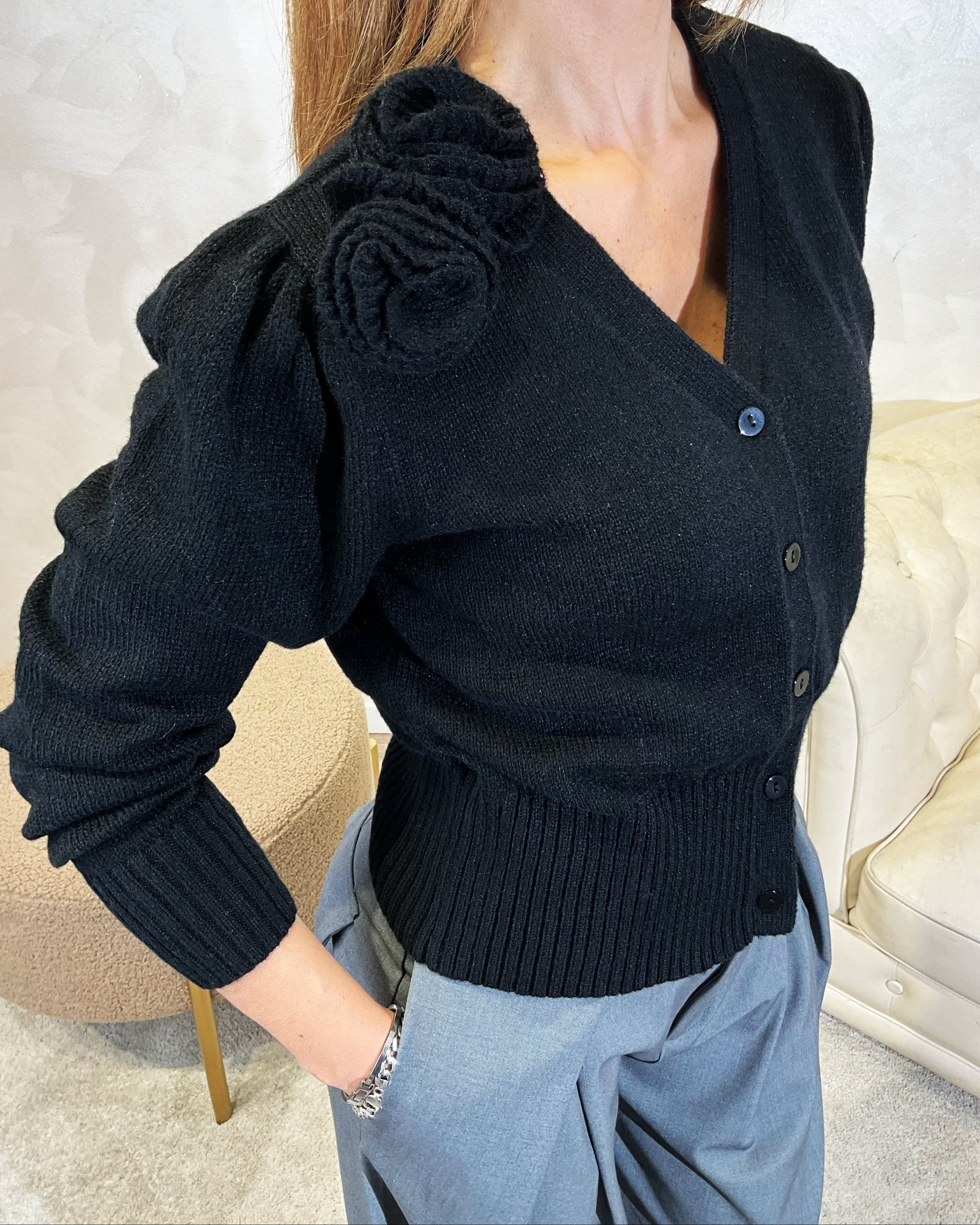 CARDIGAN CON FIORI APPLICATI COL. NERO