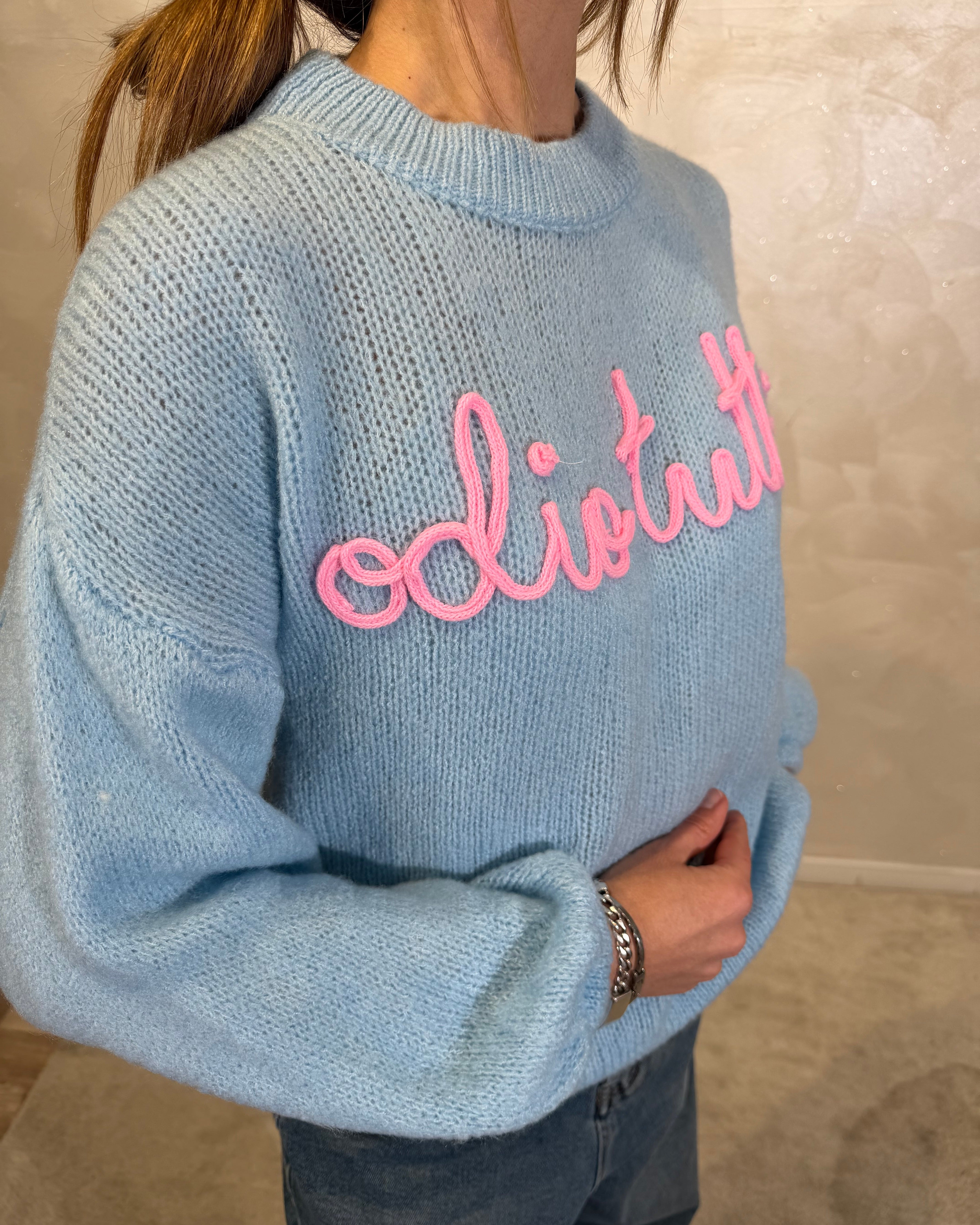 MAGLIONE CON RICAMO "ODIO TUTTI" COL. CELESTE
