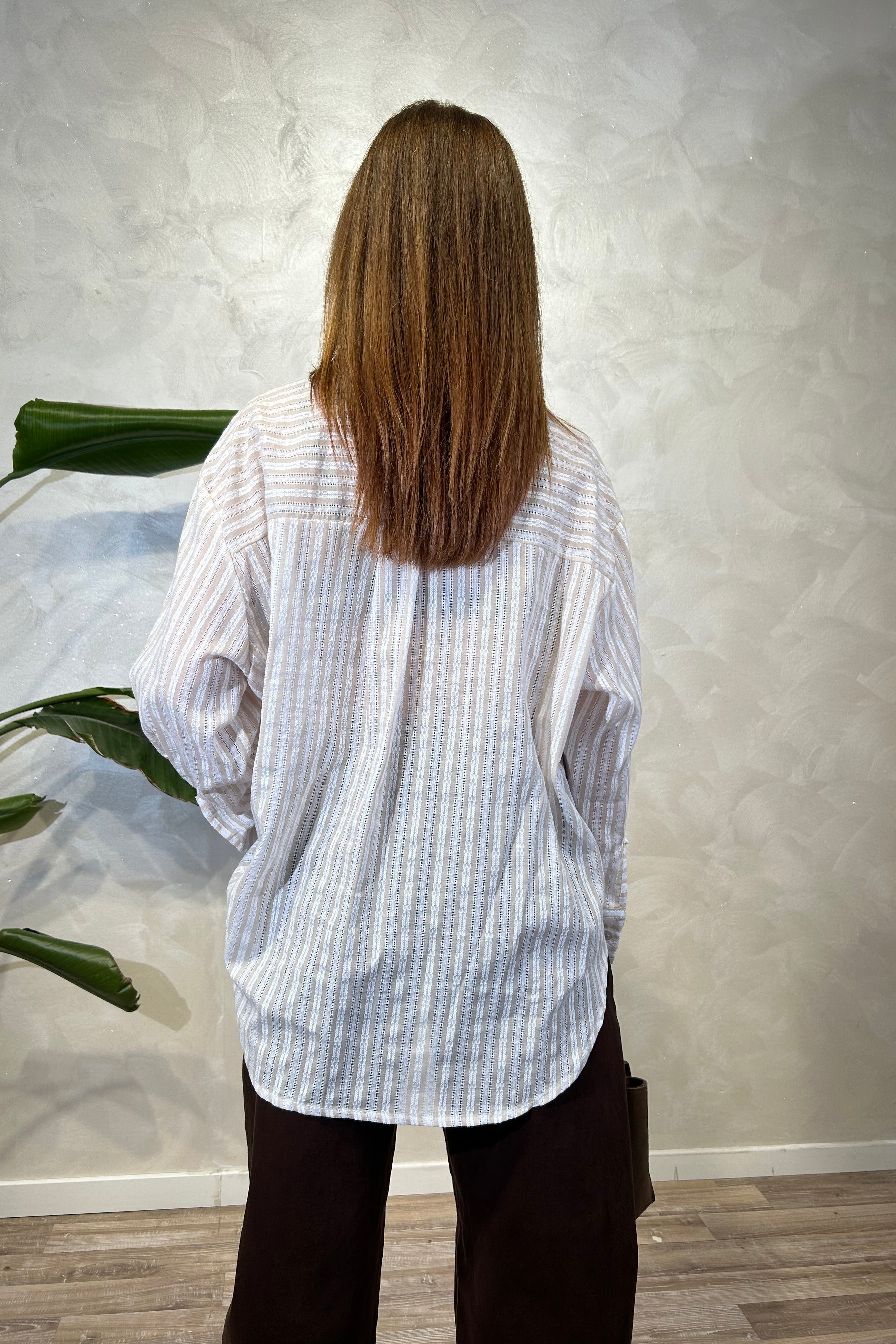 CAMICIA A RIGHE CON TESSUTO OPERATO E RICAMO SUL TASCHINO COL.BEIGE