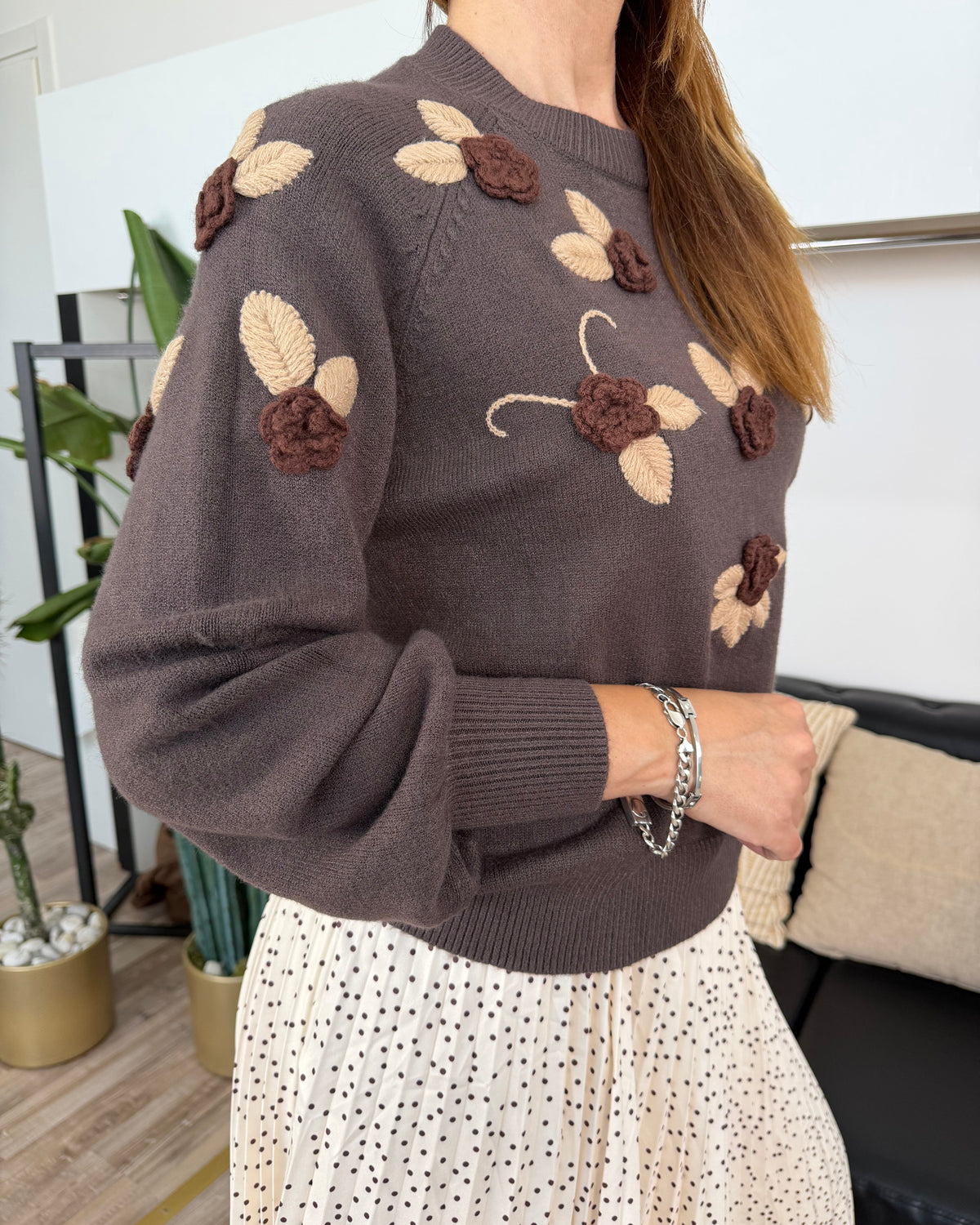 MAGLIONE CON FIORI IN RILIEVO RICAMATI COL. MORO