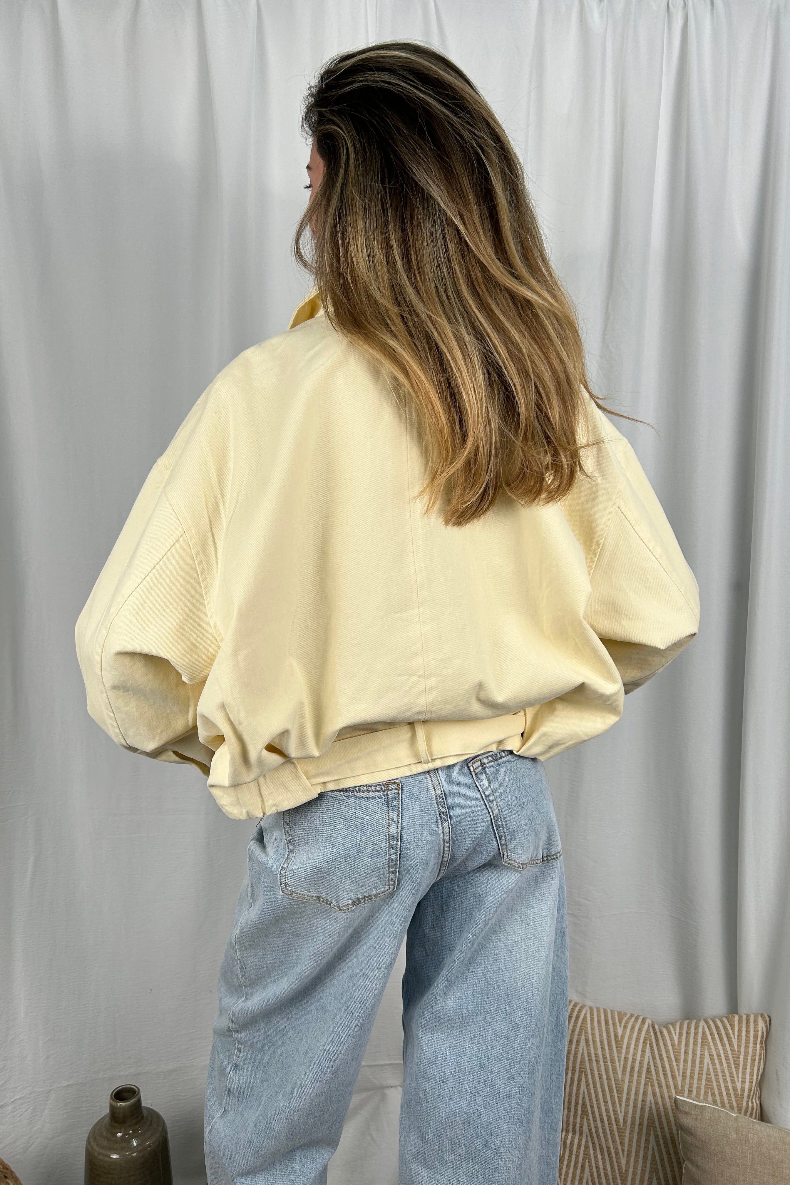 GIUBBOTTO CON TASCHE TIPO BOMBER CON FIBBIA COL. CREMA