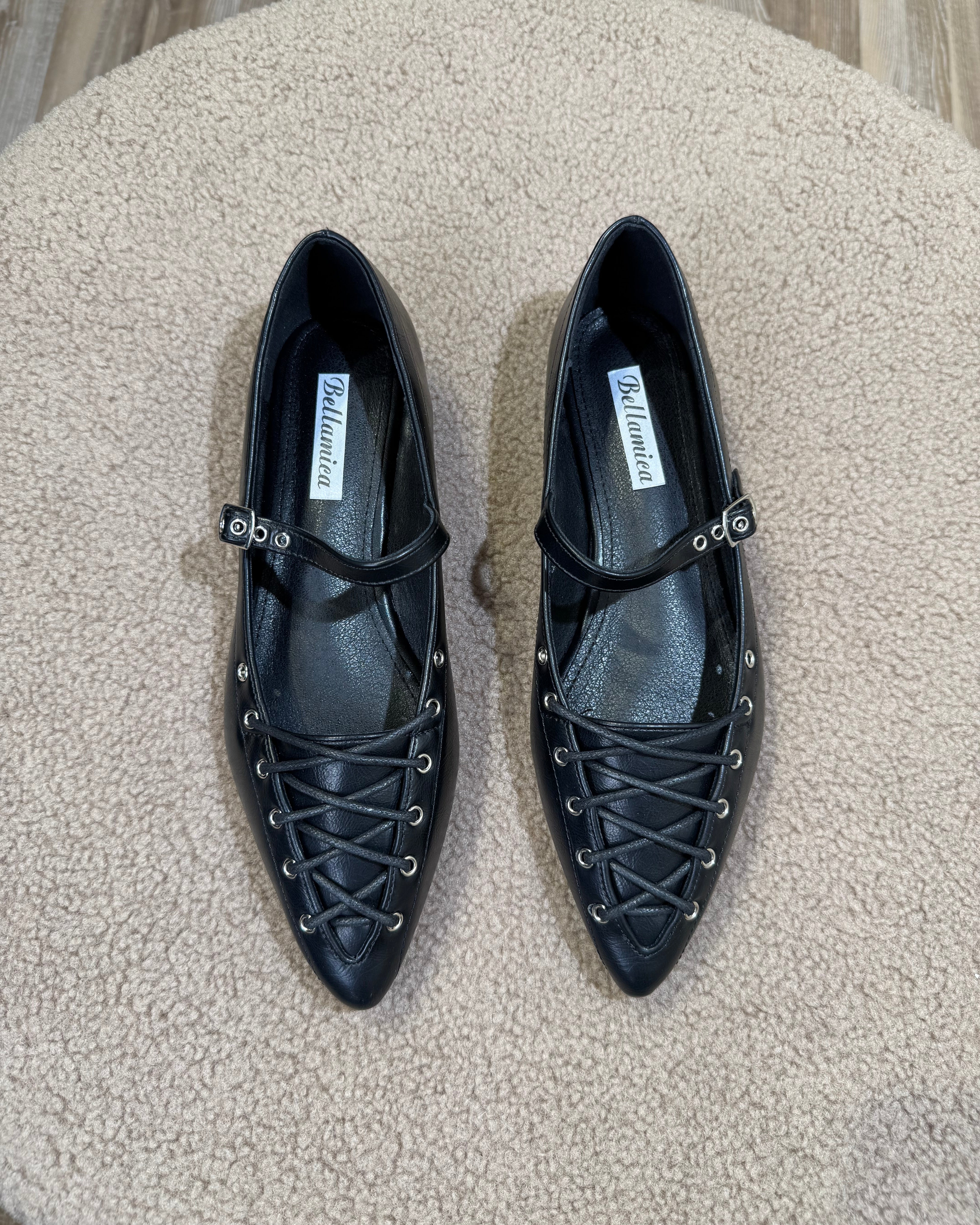 SCARPA A PUNTA CON DETTAGLI LACCI E CINTURINO COL. NERO