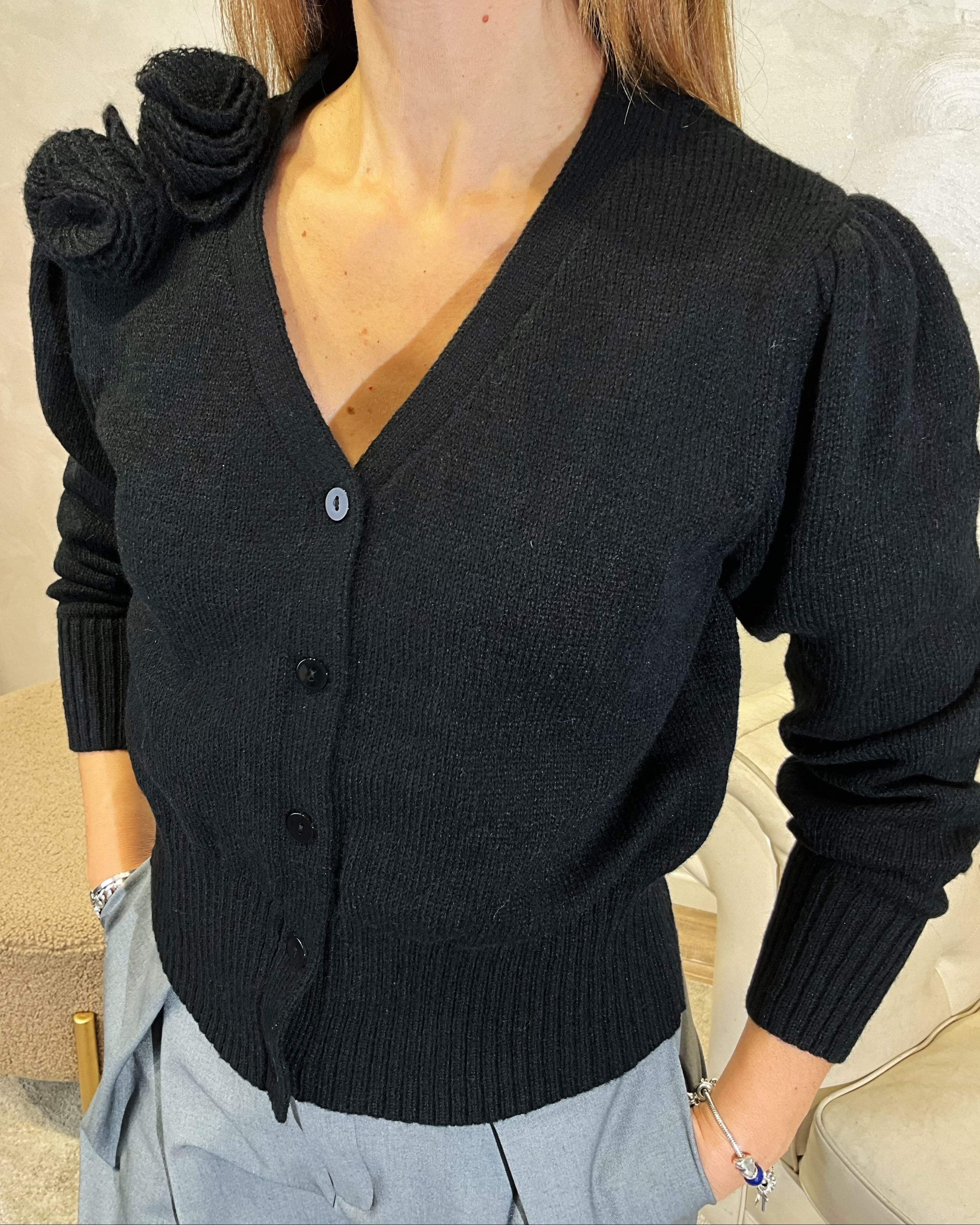 CARDIGAN CON FIORI APPLICATI COL. NERO