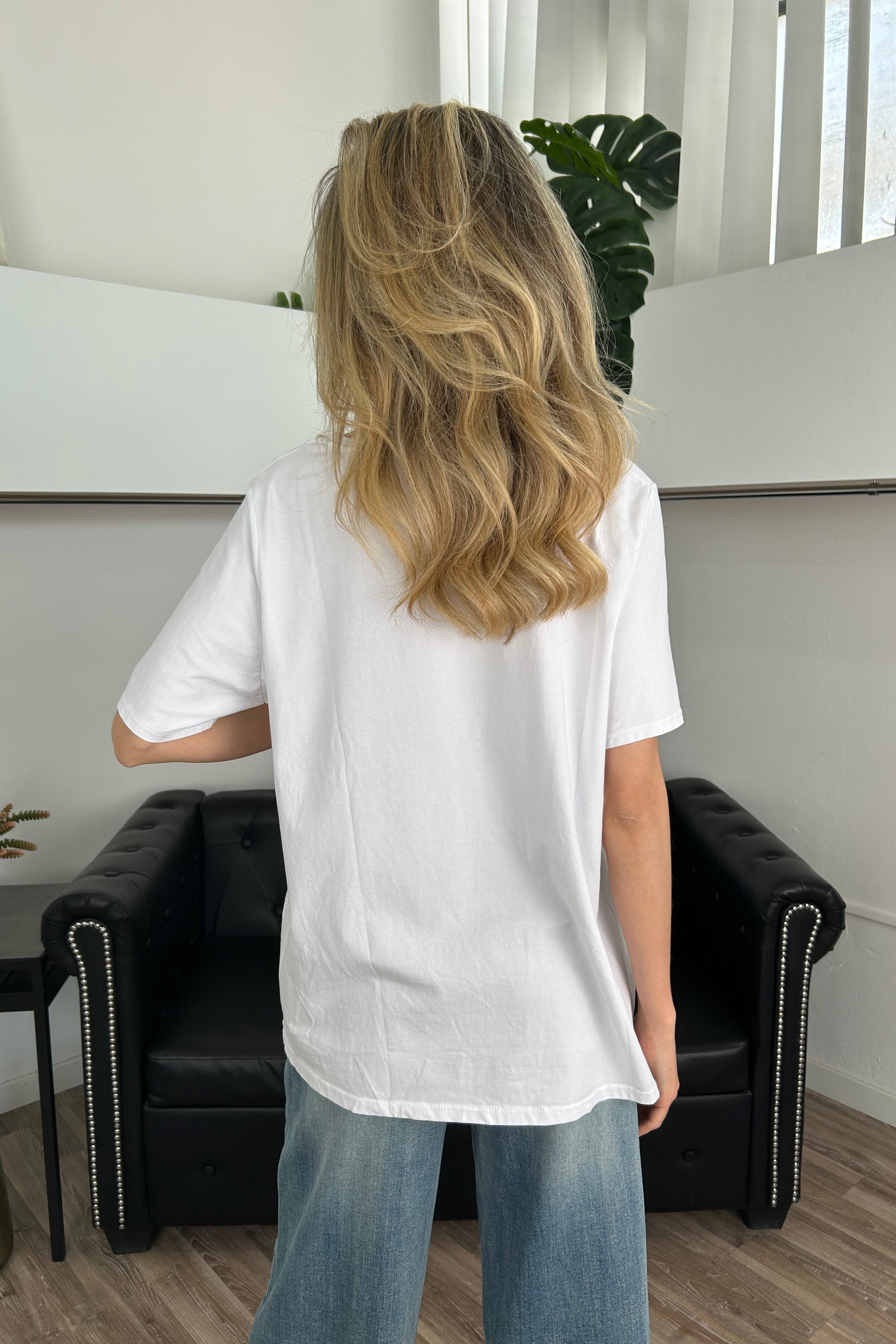 T‑SHIRT CON SCRITTA “OGGI È ALCOLEDÌ” COL BIANCO