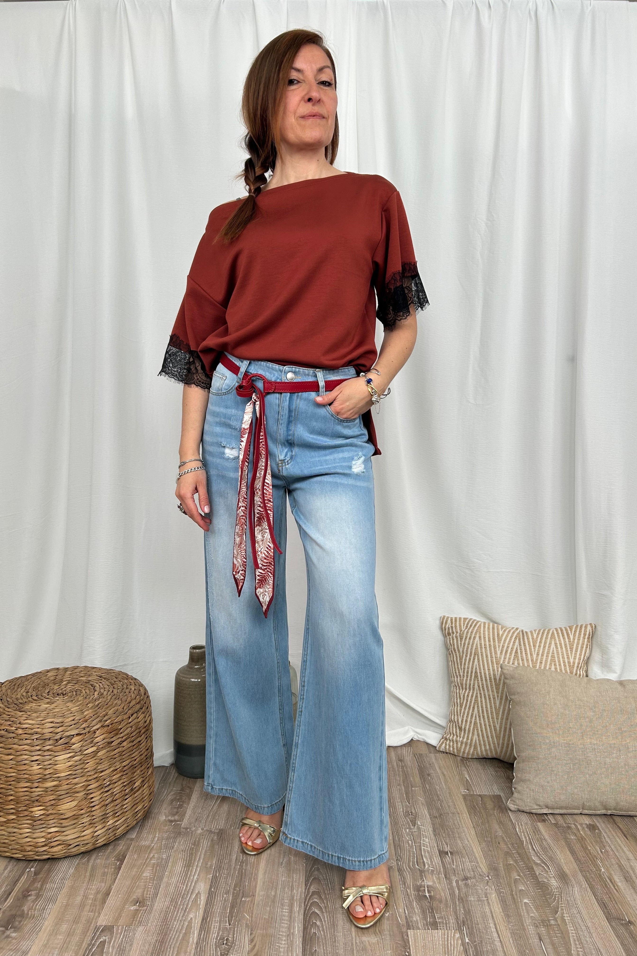 JEANS AMPIO CHIARO CON CINTURA ROSSA E FOULARD