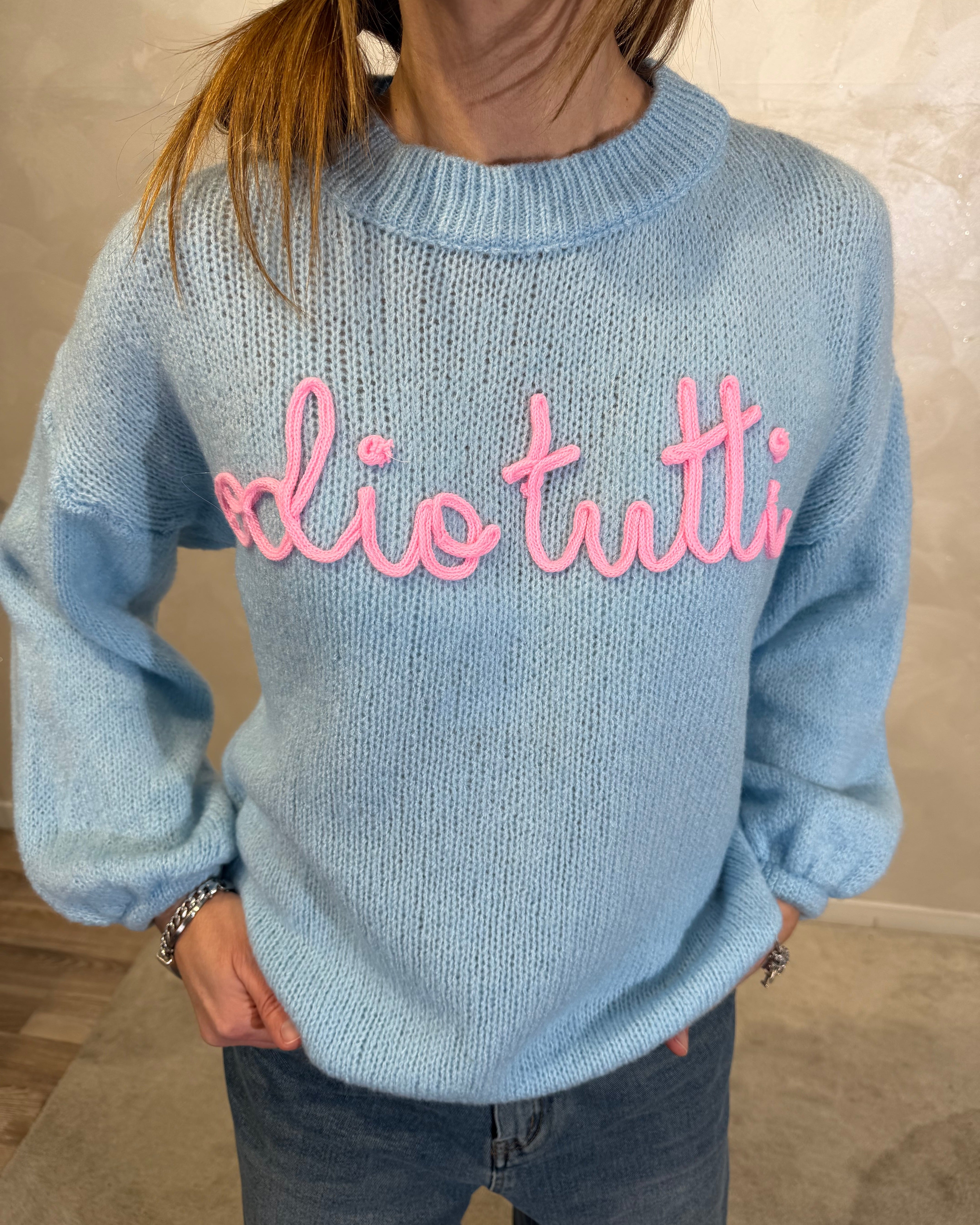 MAGLIONE CON RICAMO "ODIO TUTTI" COL. CELESTE