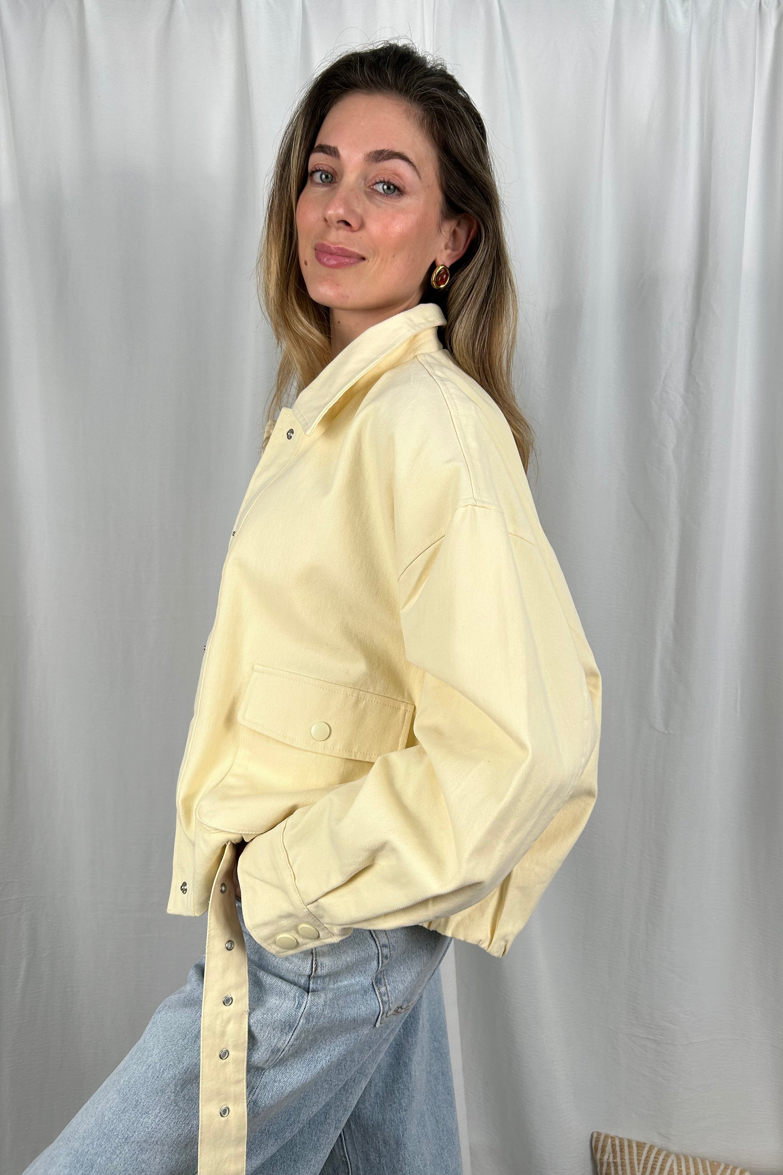 GIUBBOTTO CON TASCHE TIPO BOMBER CON FIBBIA COL. CREMA