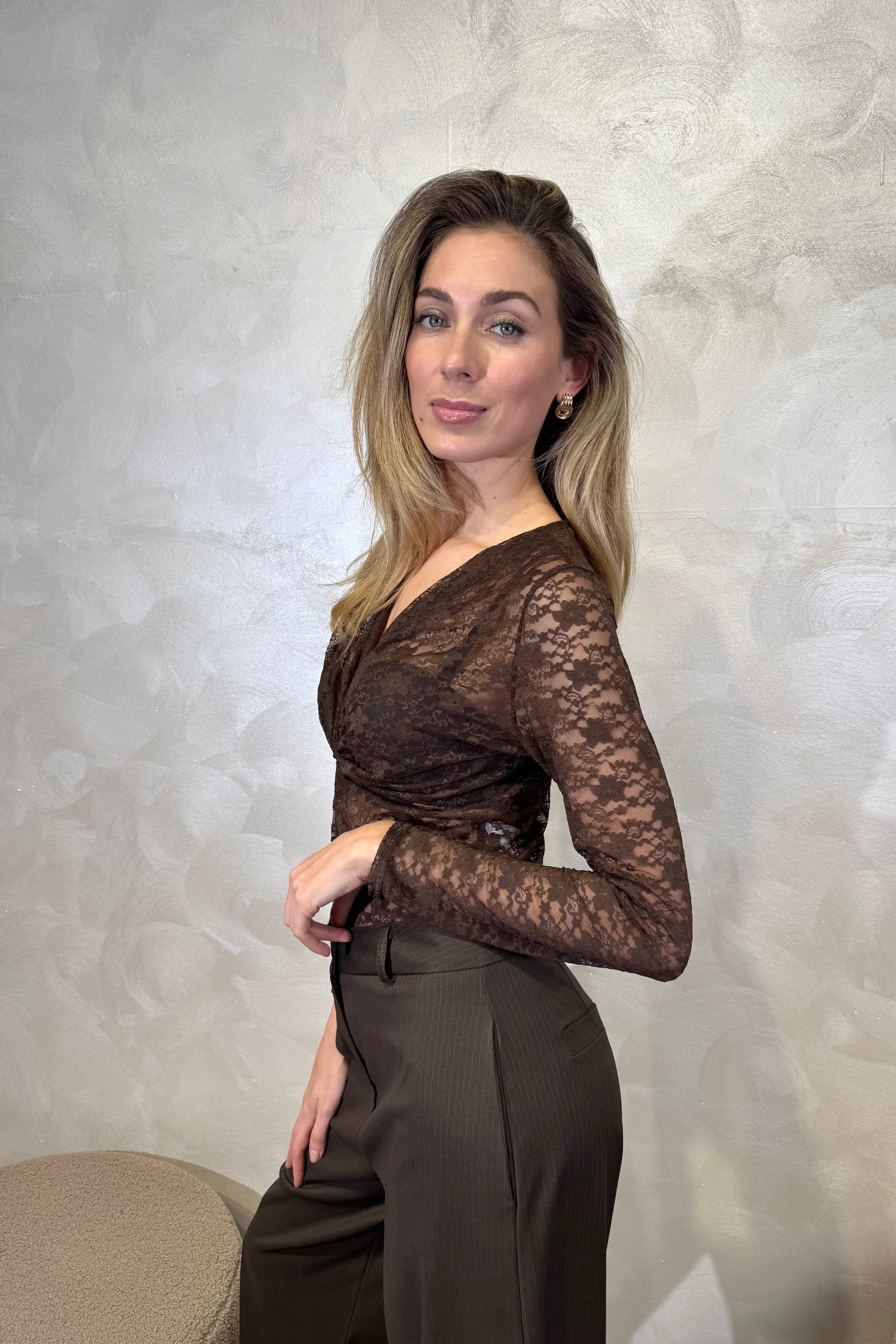 BODY IN PIZZO FLOREALE CON TWIST CENTRALE COL. MORO