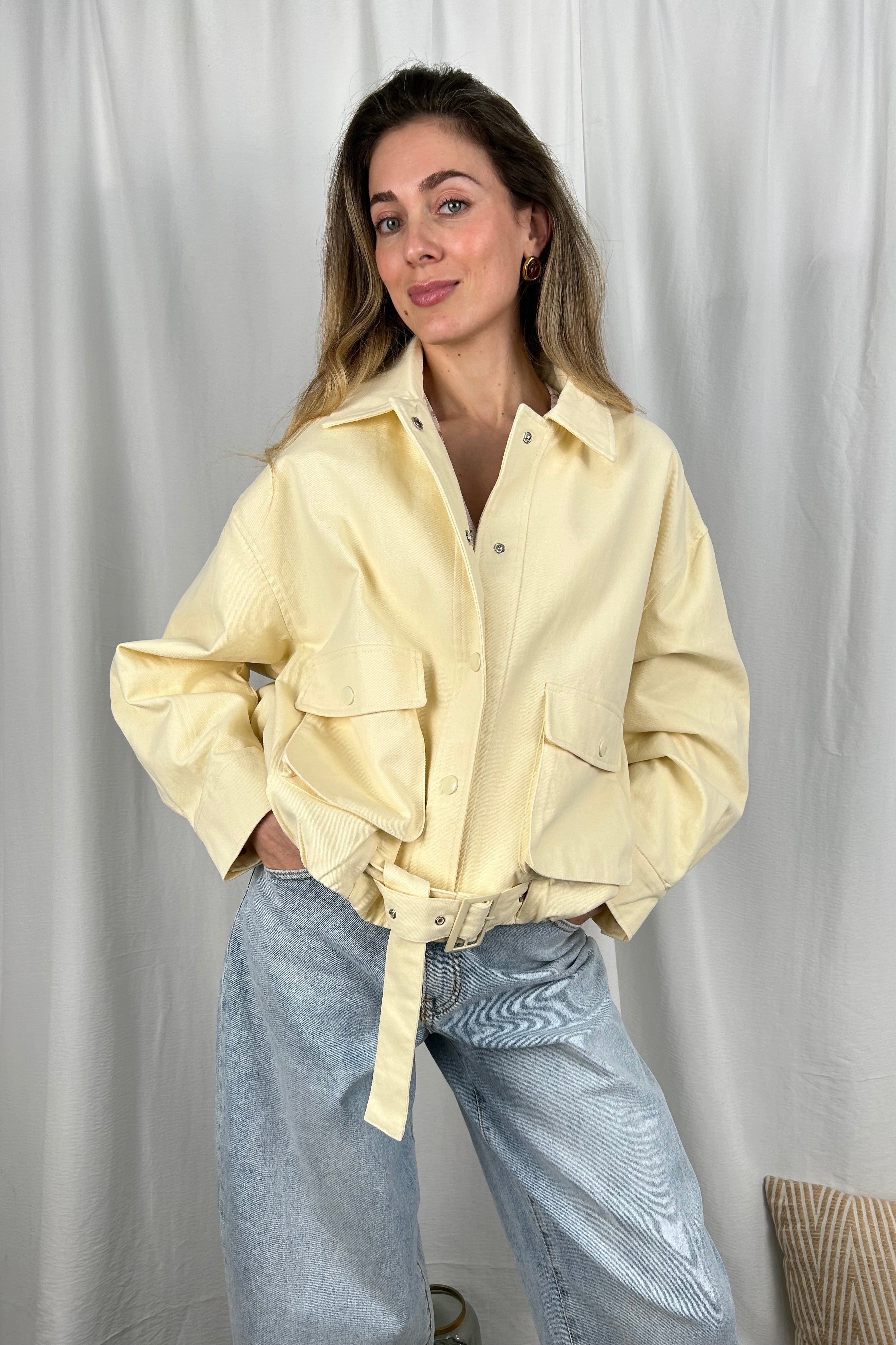 GIUBBOTTO CON TASCHE TIPO BOMBER CON FIBBIA COL. CREMA