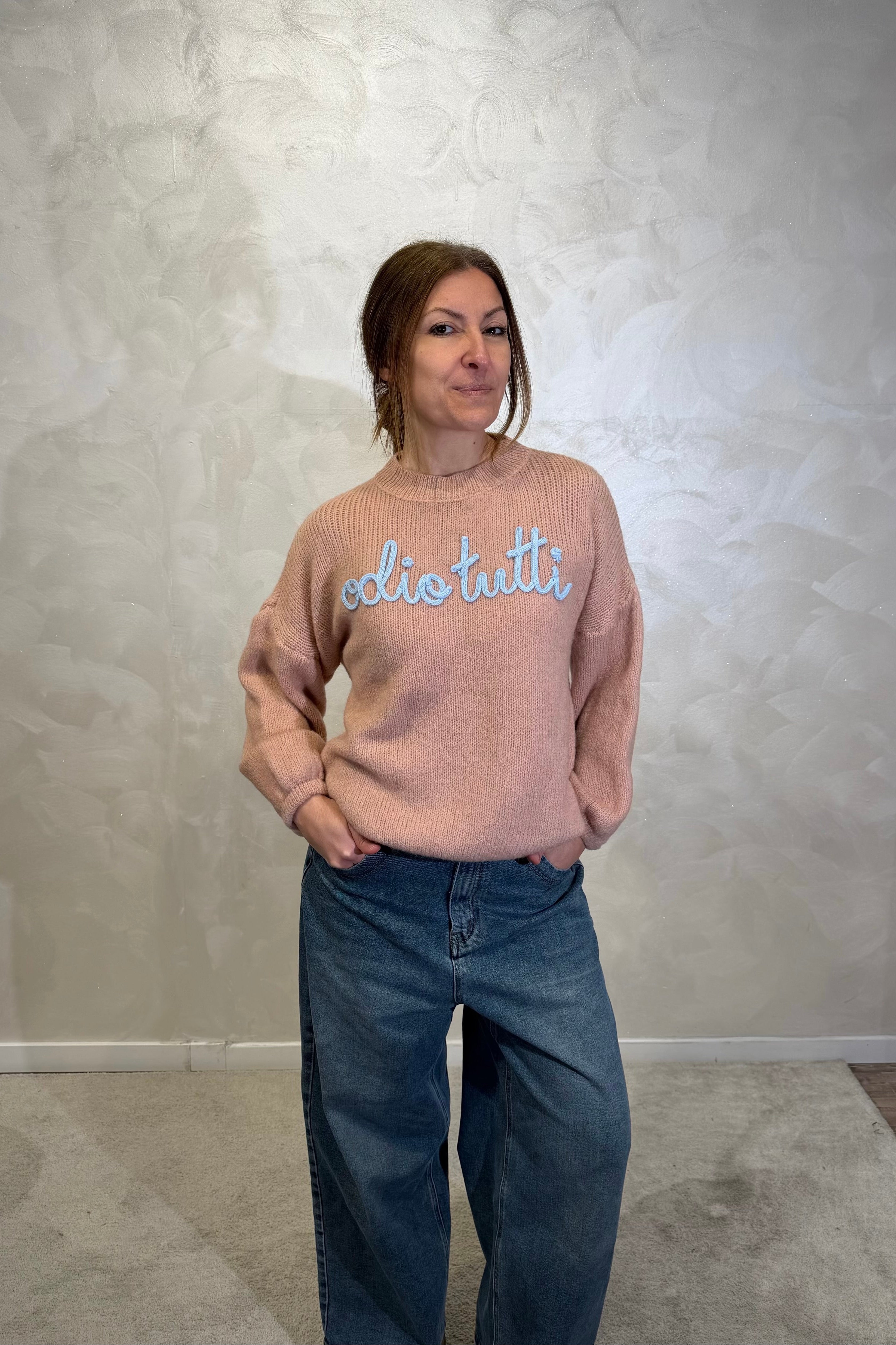 MAGLIONE CON RICAMO "ODIO TUTTI" COL. CIPRIA