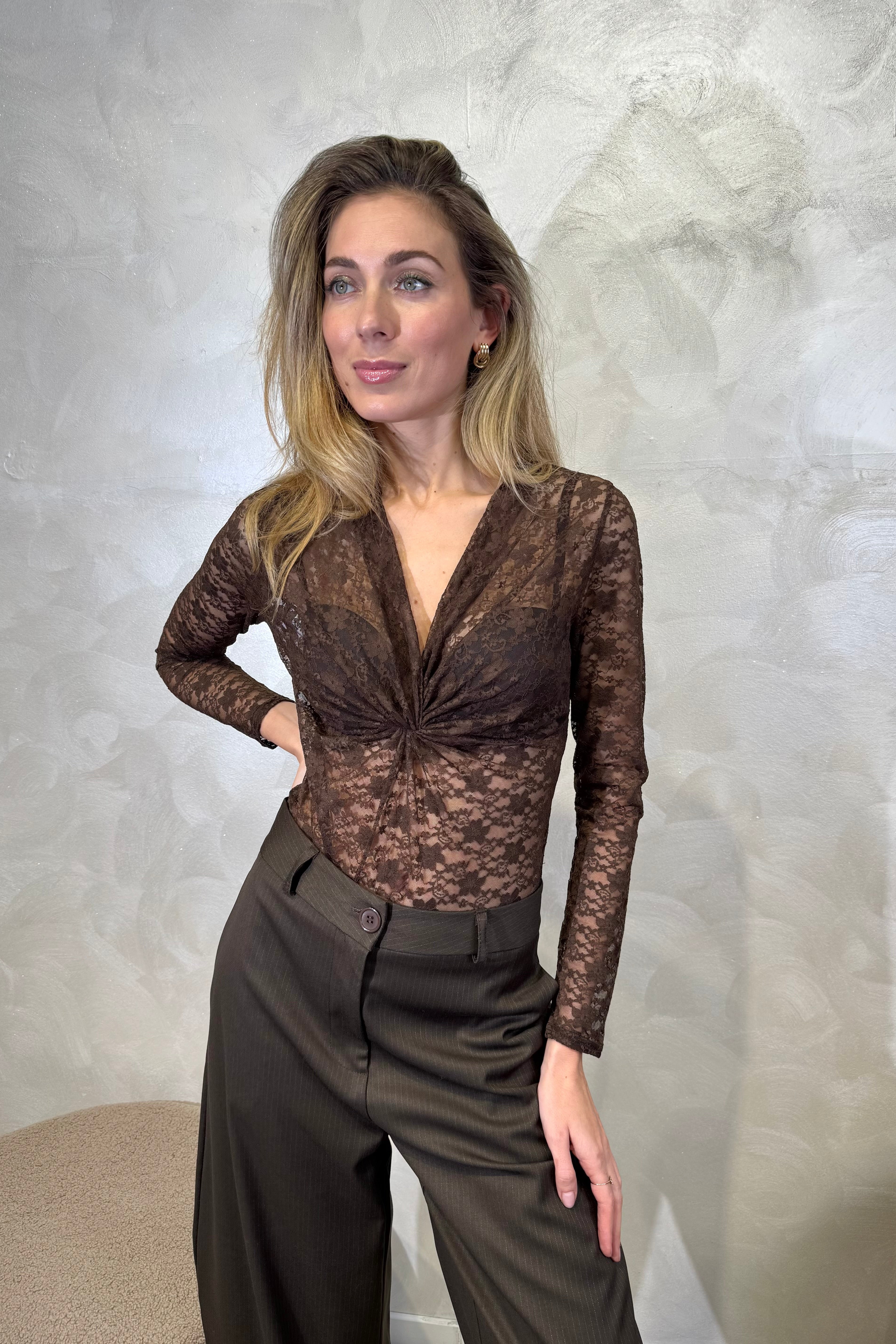 BODY IN PIZZO FLOREALE CON TWIST CENTRALE COL. MORO