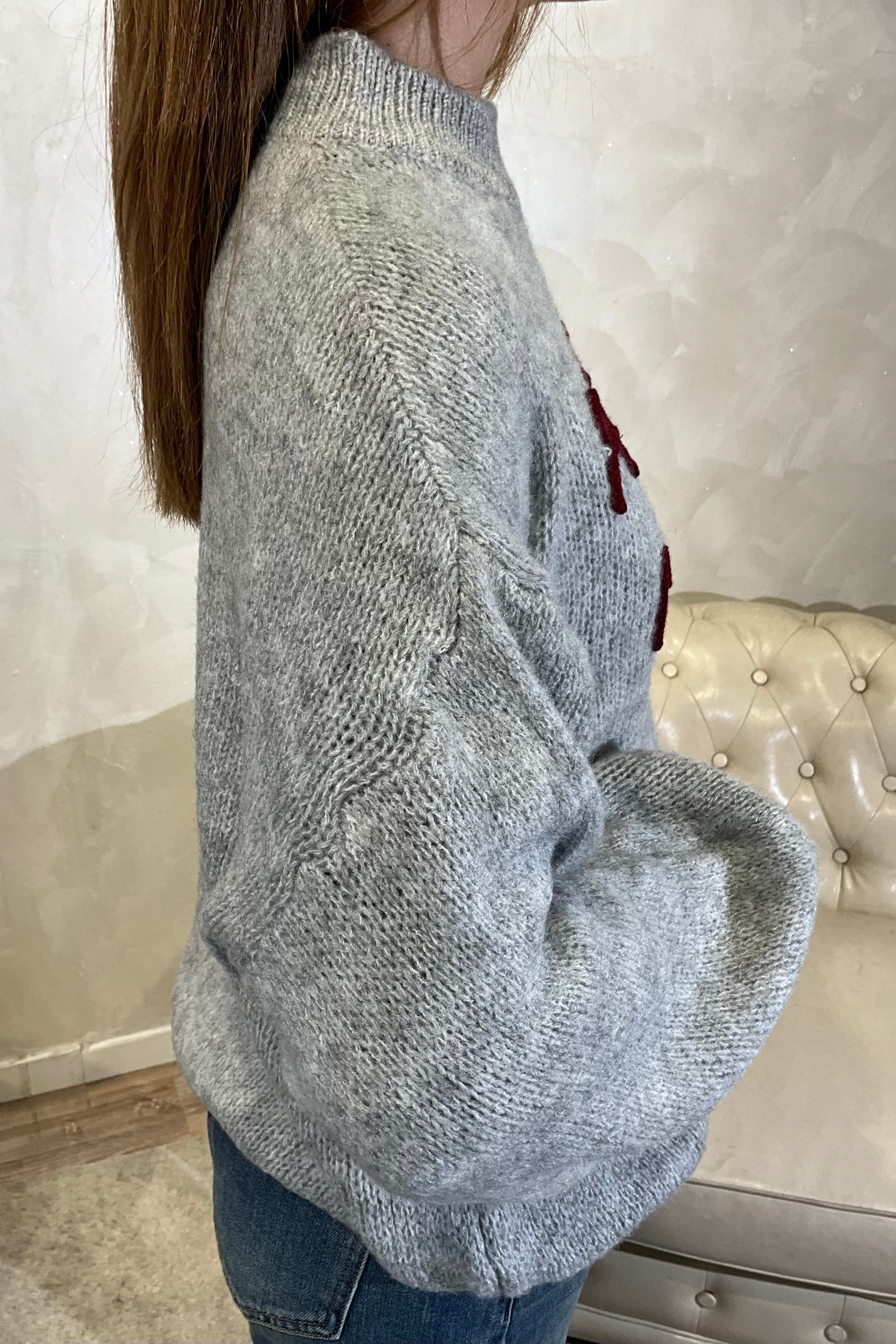 MAGLIONE CON RICAMO "ANCHE MENO" COL. GRIGIO