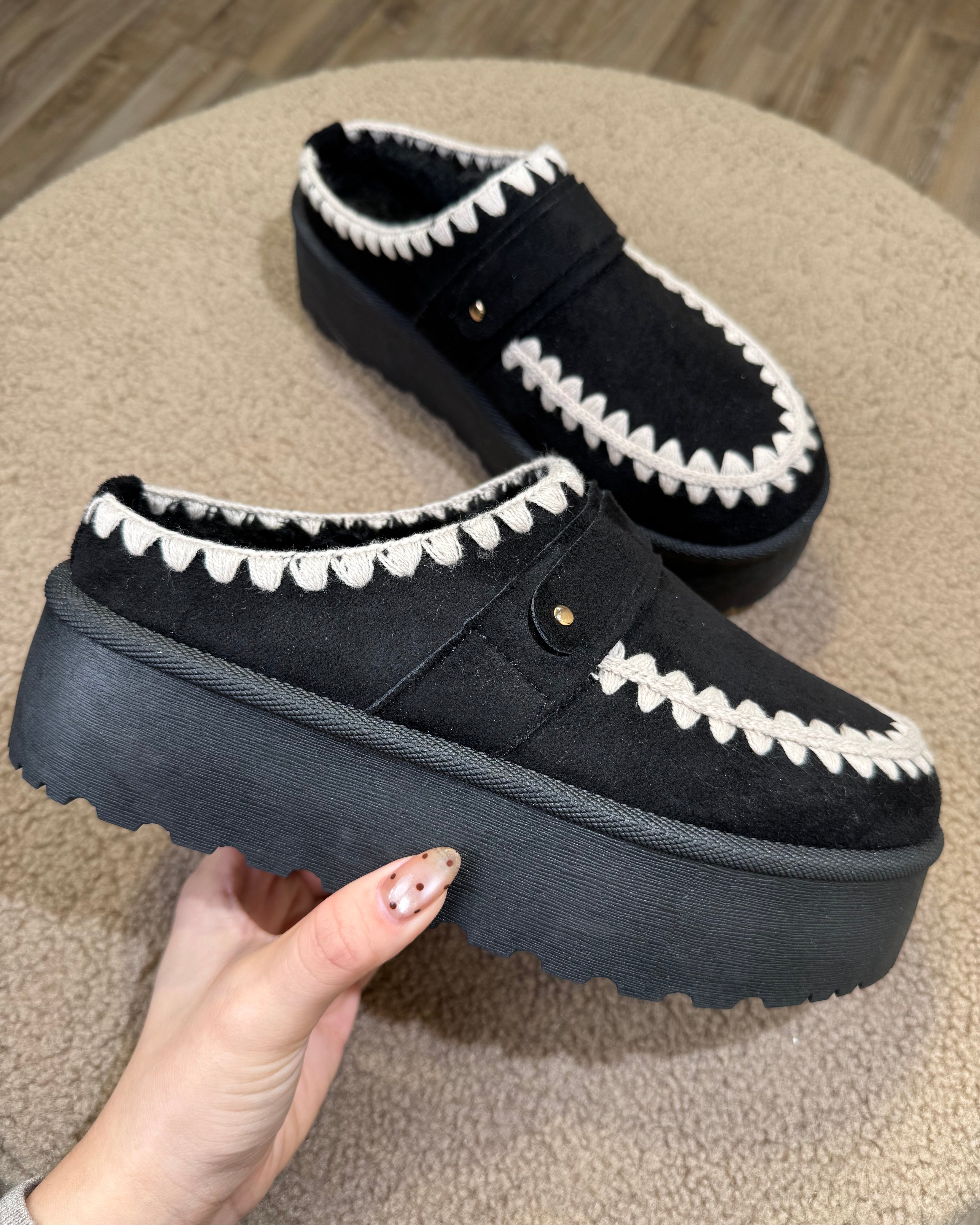 SABOT CON DETTAGLI RICAMO IN CONTRASTO COL.NERO