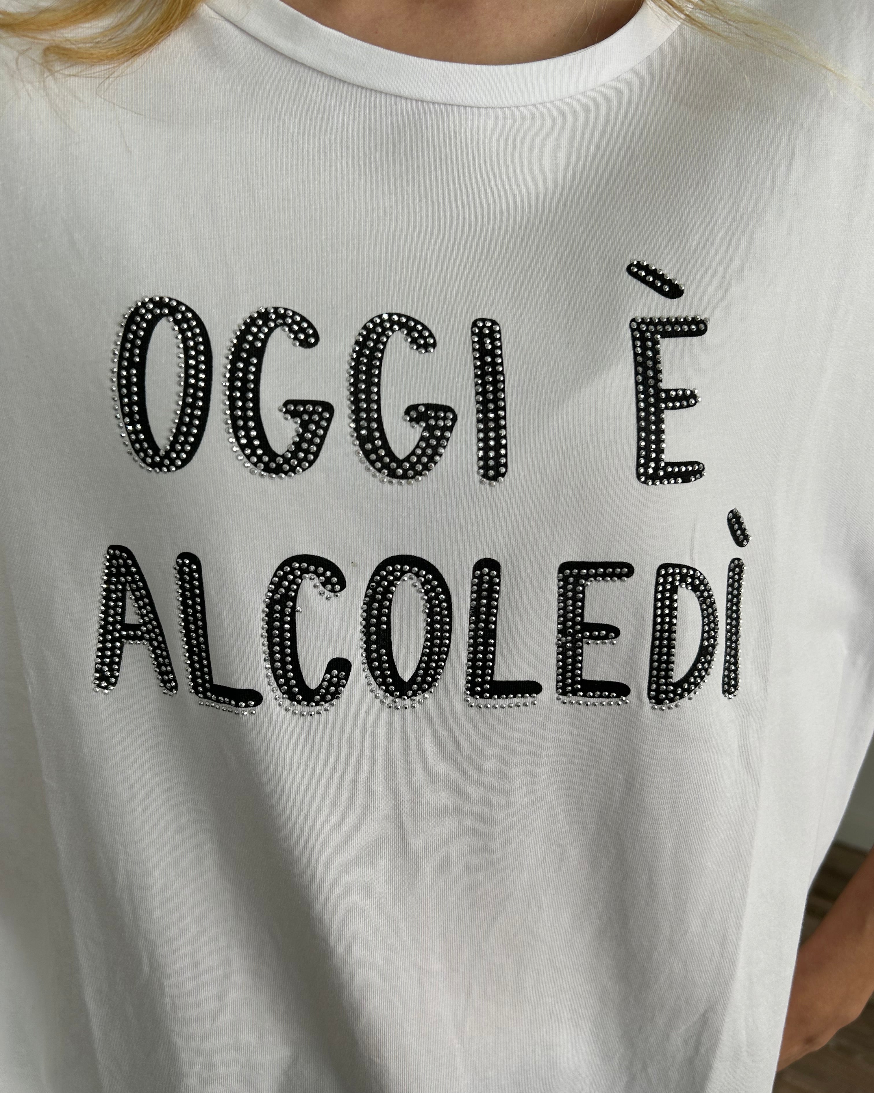 T‑SHIRT CON SCRITTA “OGGI È ALCOLEDÌ” COL BIANCO