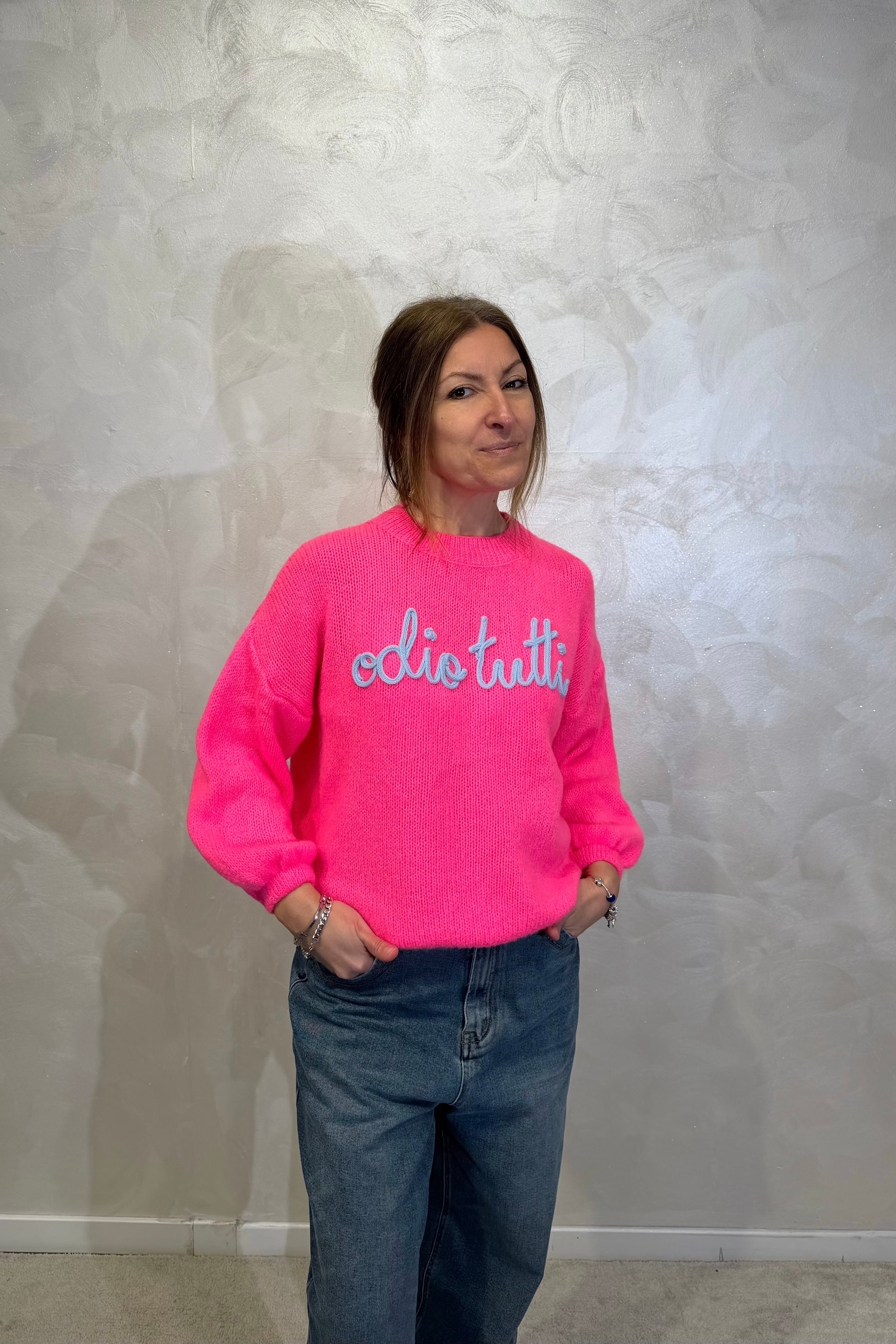 MAGLIONE CON RICAMO "ODIO TUTTI" COL. FUXIA