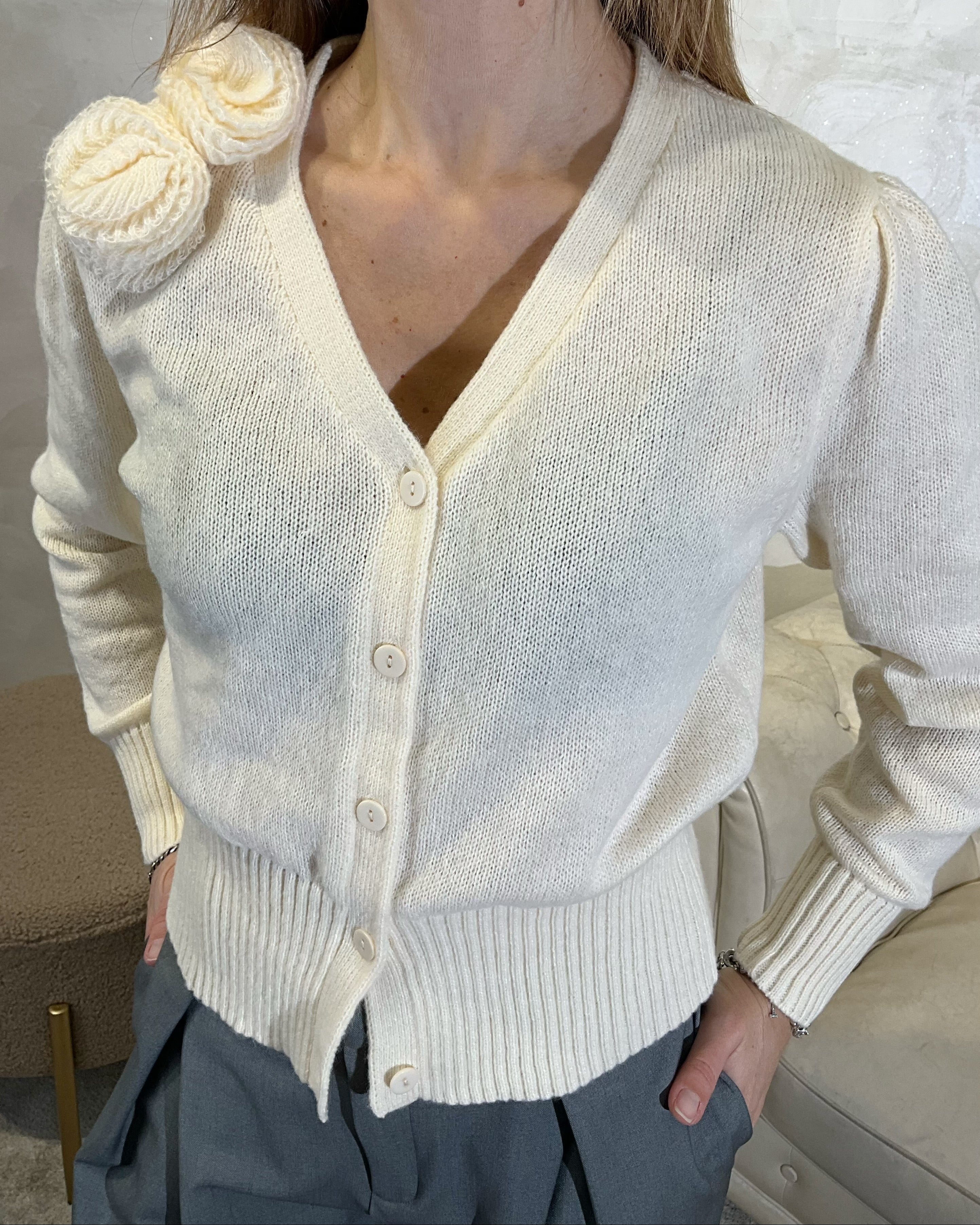 CARDIGAN CON FIORI APPLICATI COL. PANNA