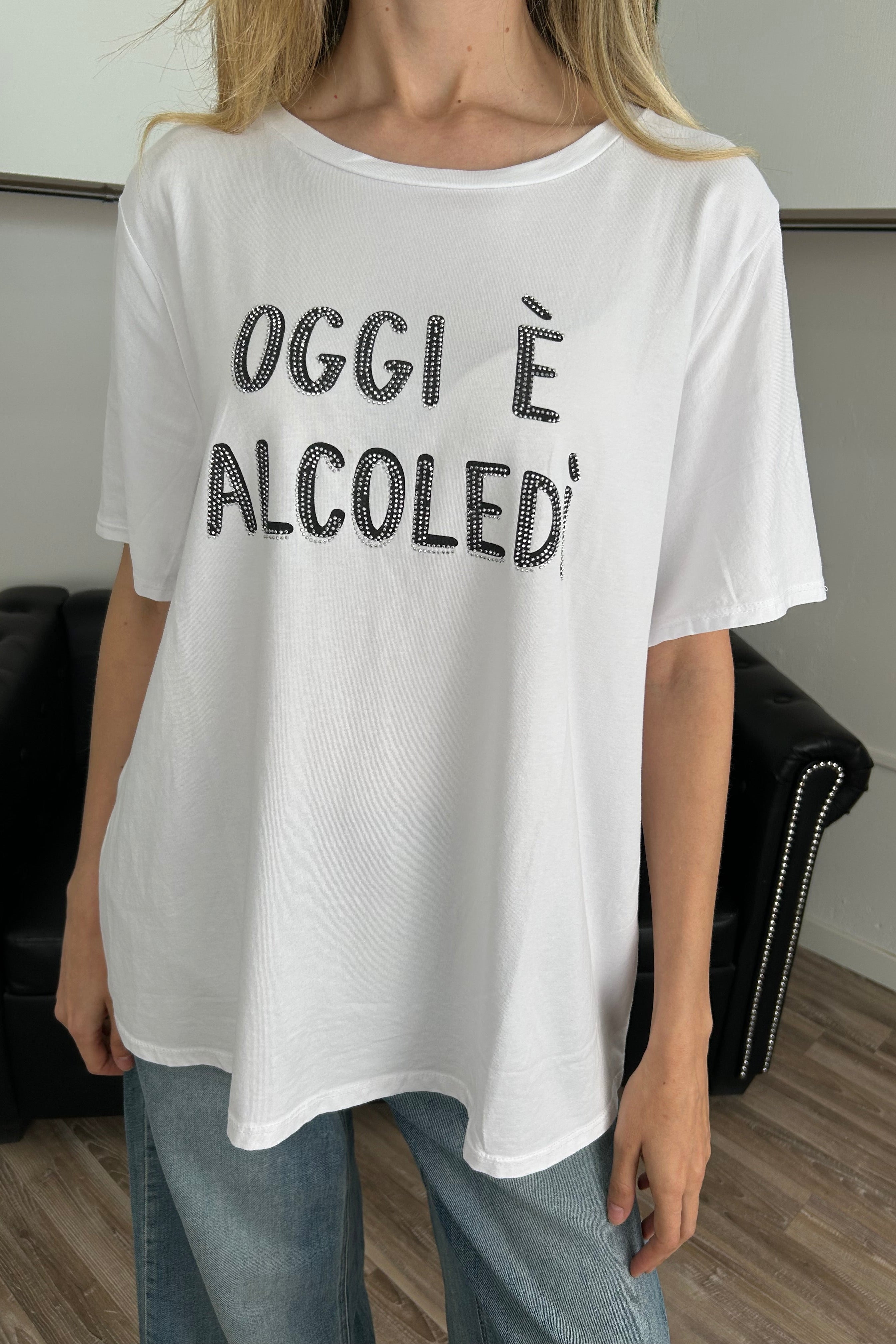 T‑SHIRT CON SCRITTA “OGGI È ALCOLEDÌ” COL BIANCO