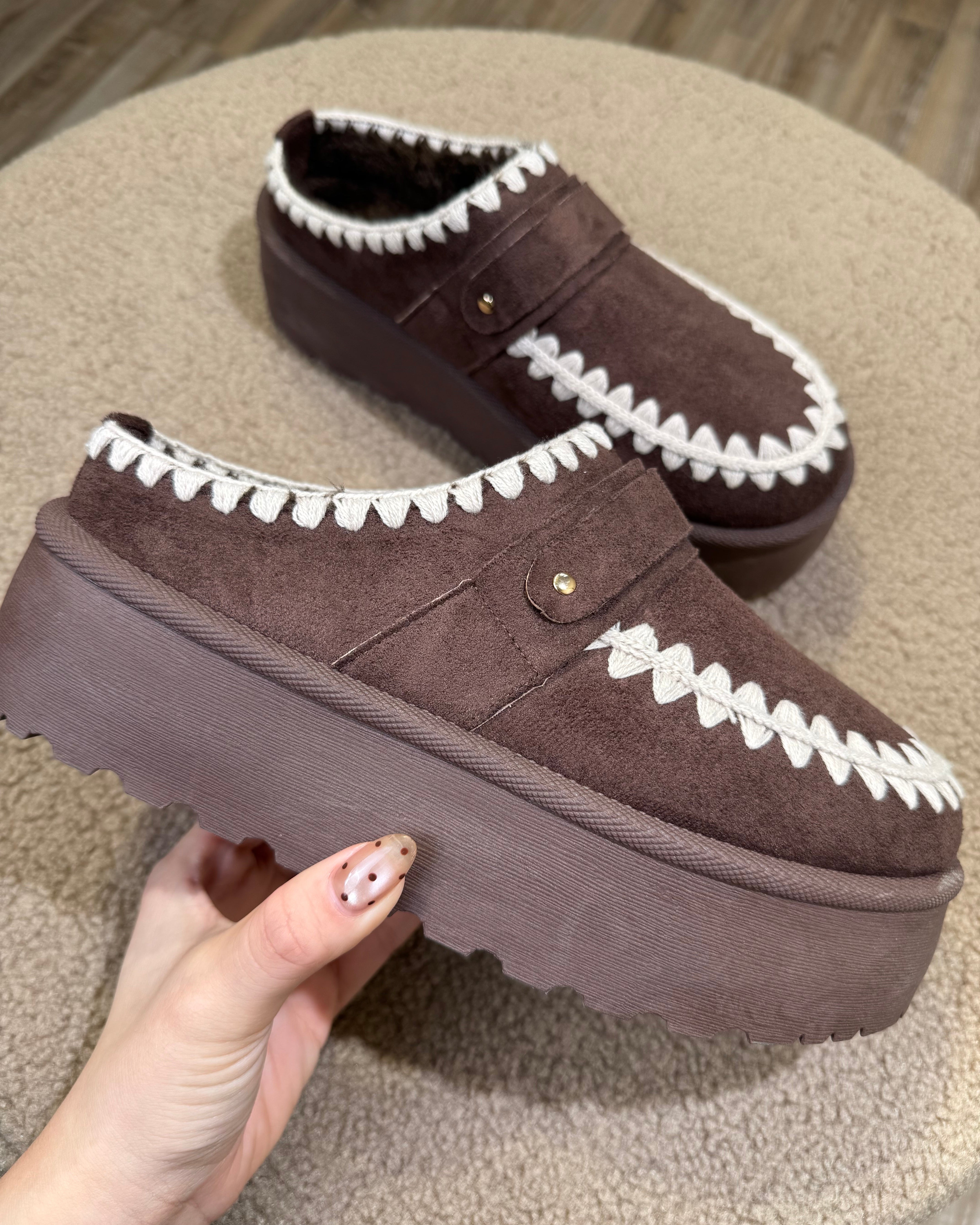 SABOT CON DETTAGLI RICAMO IN CONTRASTO COL.MORO