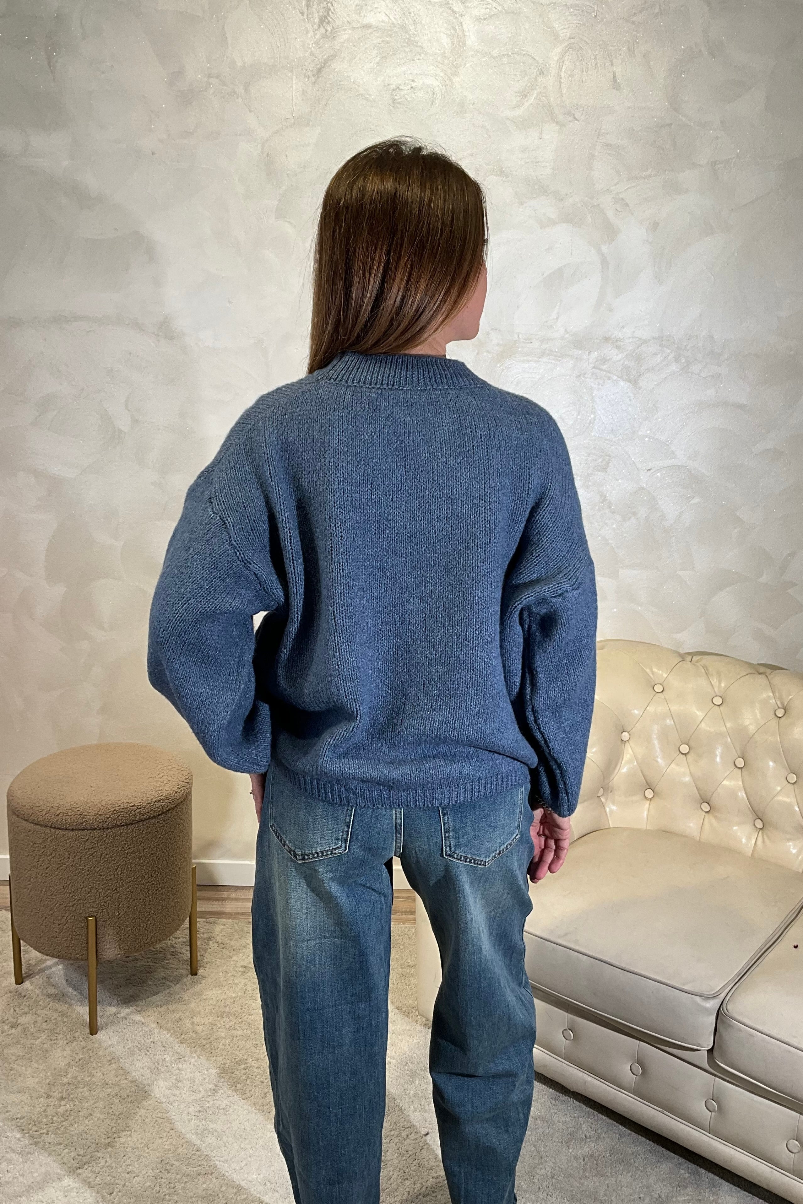 MAGLIONE CON RICAMO "ANCHE MENO" COL. JEANS