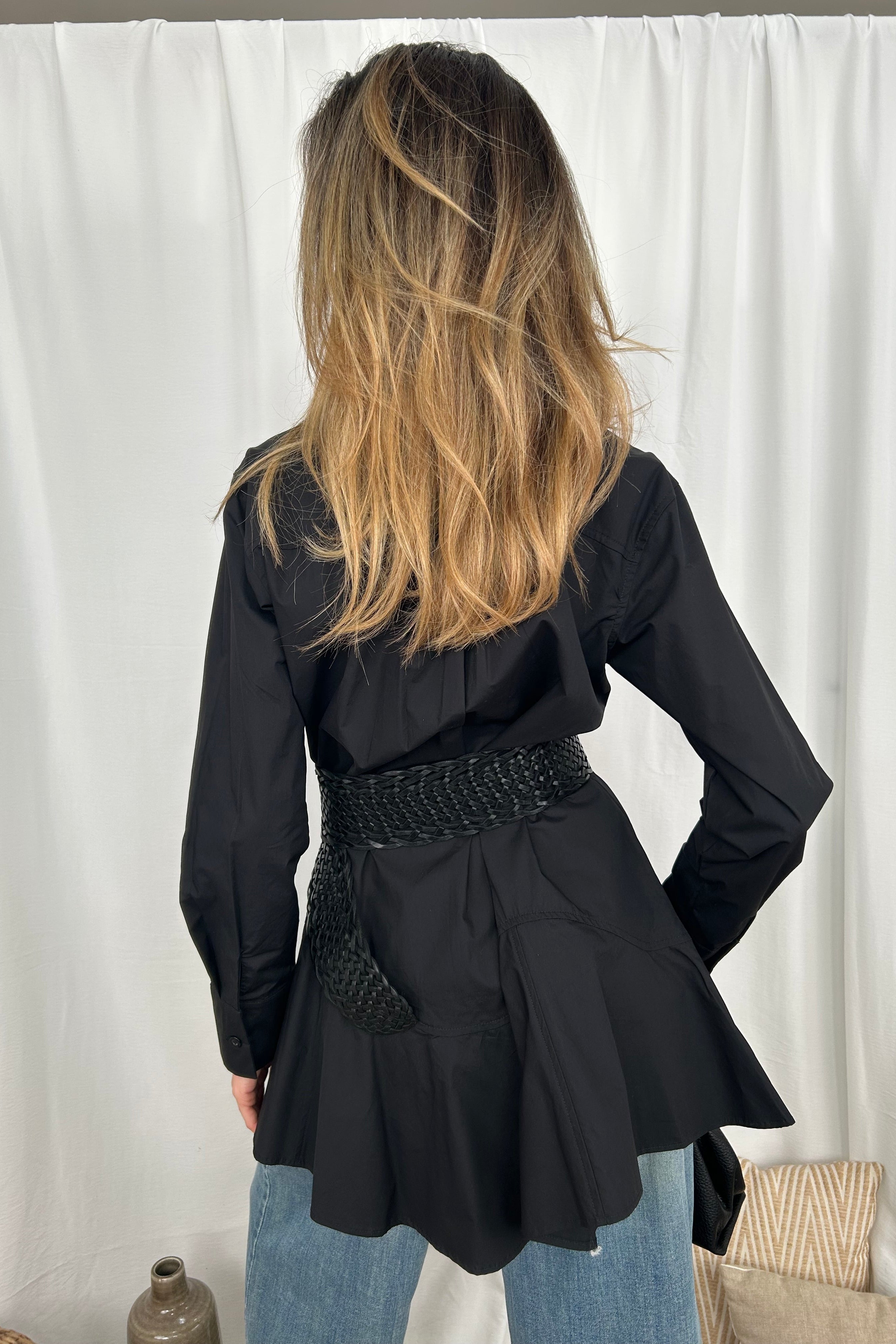 CAMICIA TUNICA ASIMMETRICA CON CINTURA RIFINITURE ARGENTO INCISE COL NERO