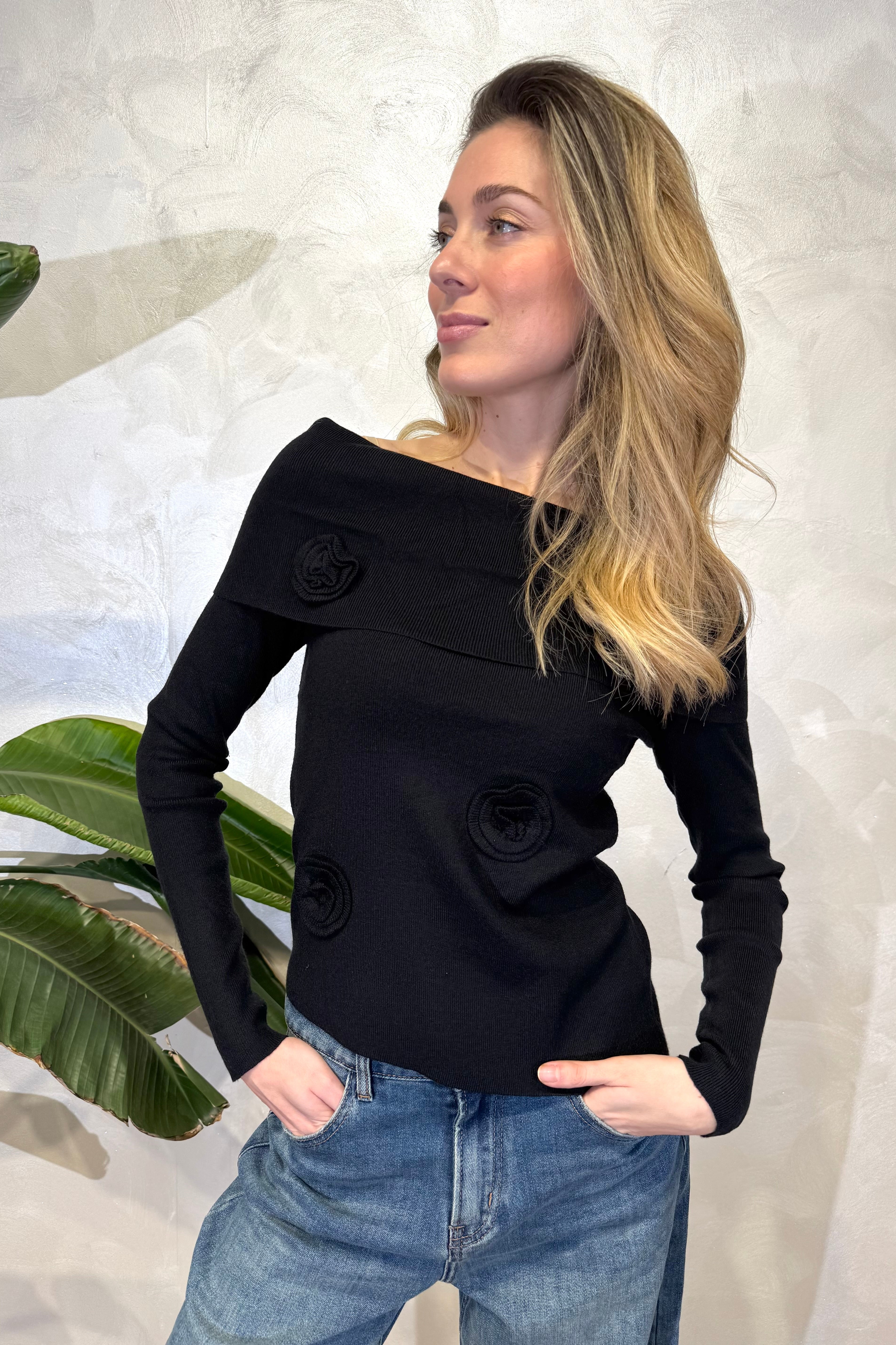 MAGLIA SCOLLO SHIFFER CON APPLICAZIONI ROSE COL. NERO