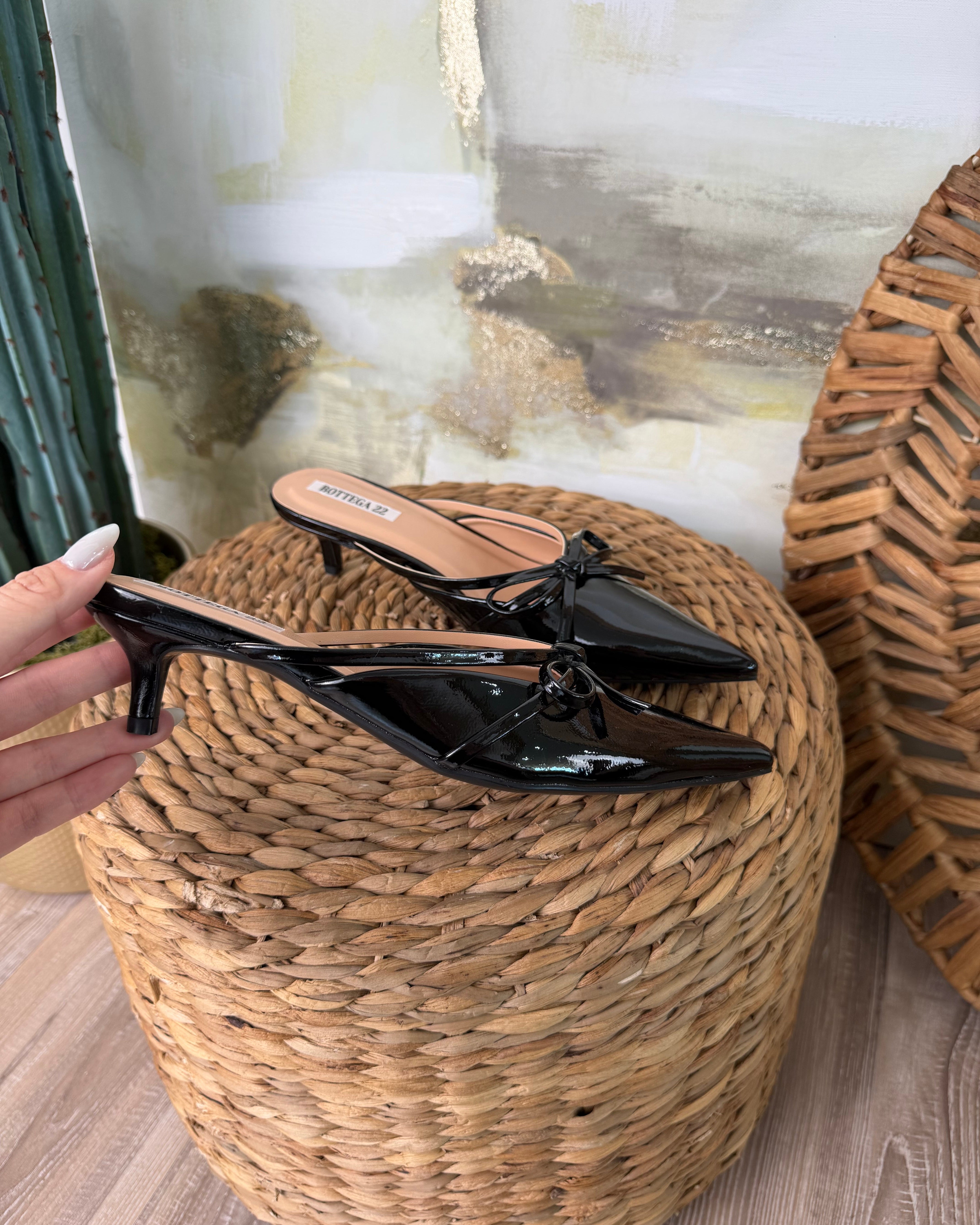 MULES VERNICIATI CON FIOCCO COL. NERO