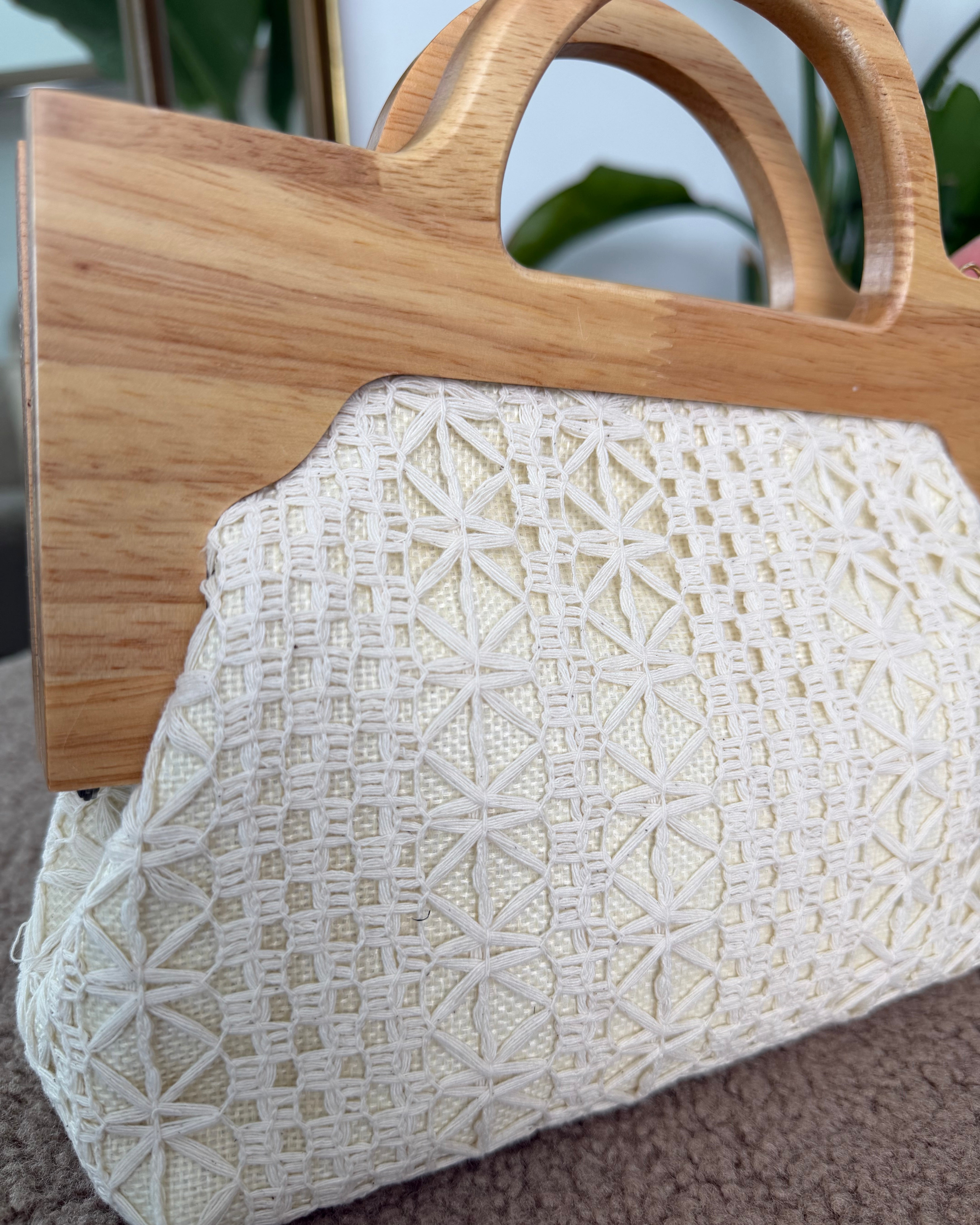 BORSA IN TESSUTO INTRECCIATO CON MANICO IN LEGNO COL. BIANCO