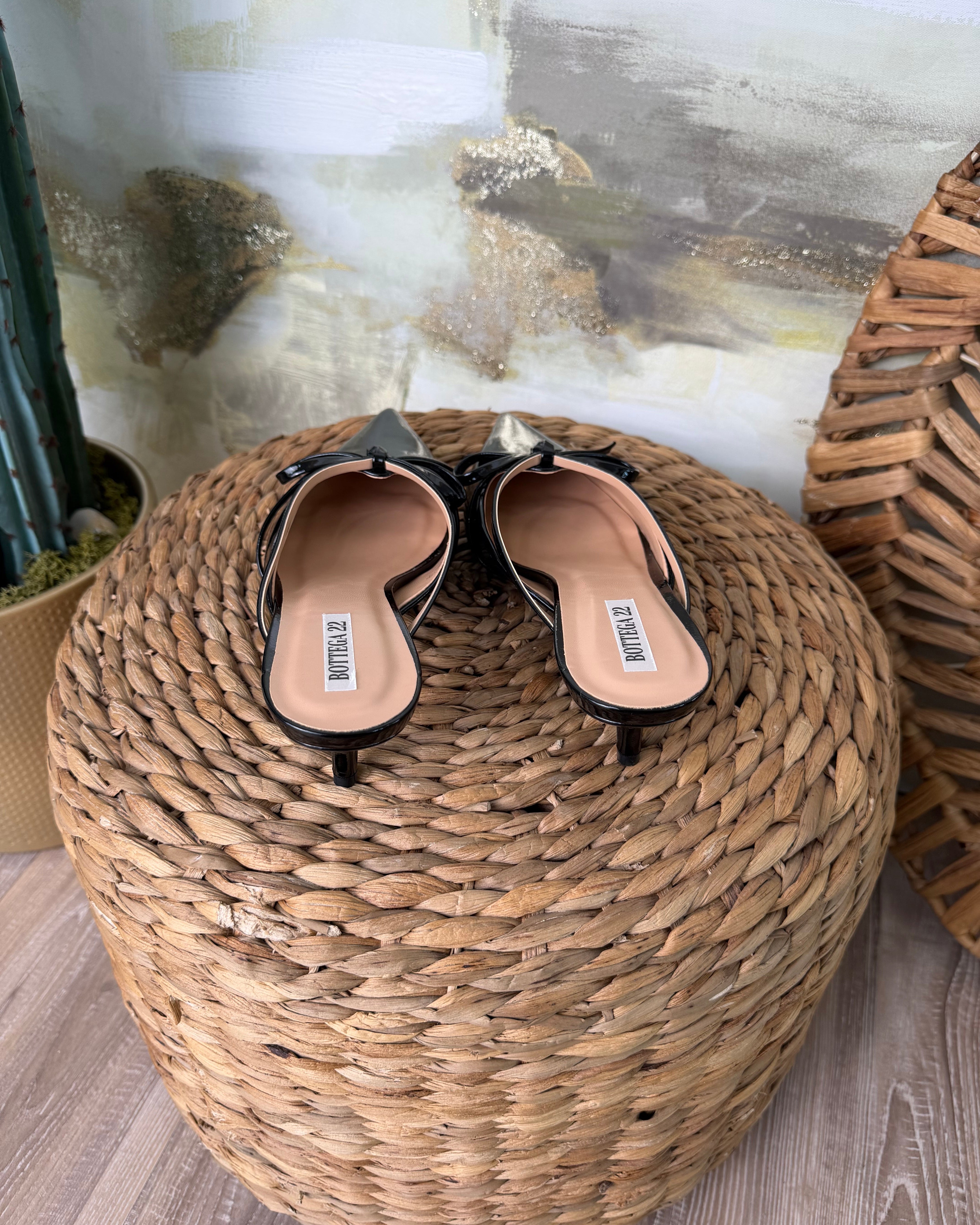 MULES VERNICIATI CON FIOCCO COL. NERO