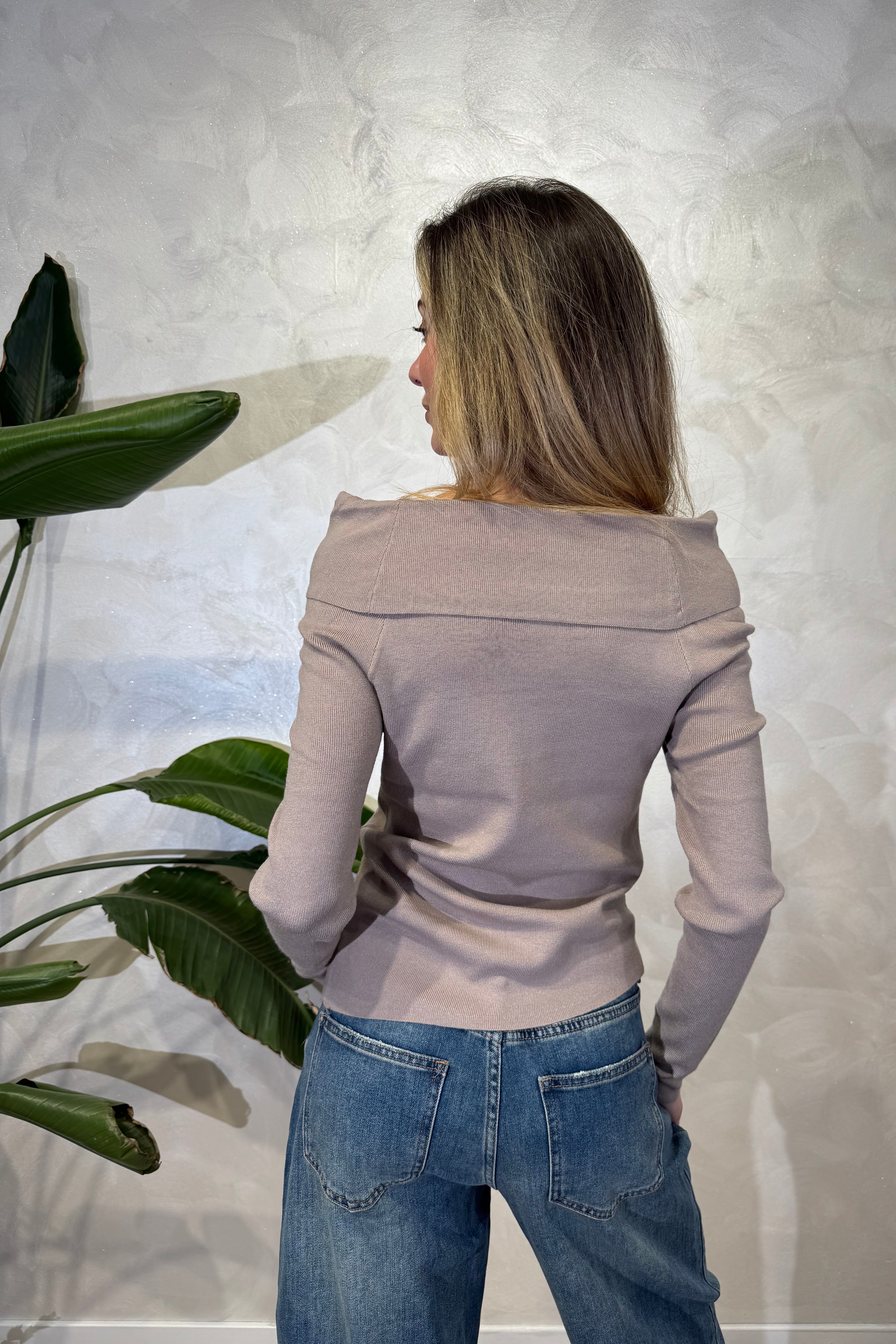 MAGLIA SCOLLO SHIFFER CON APPLICAZIONI ROSE COL. TORTORA