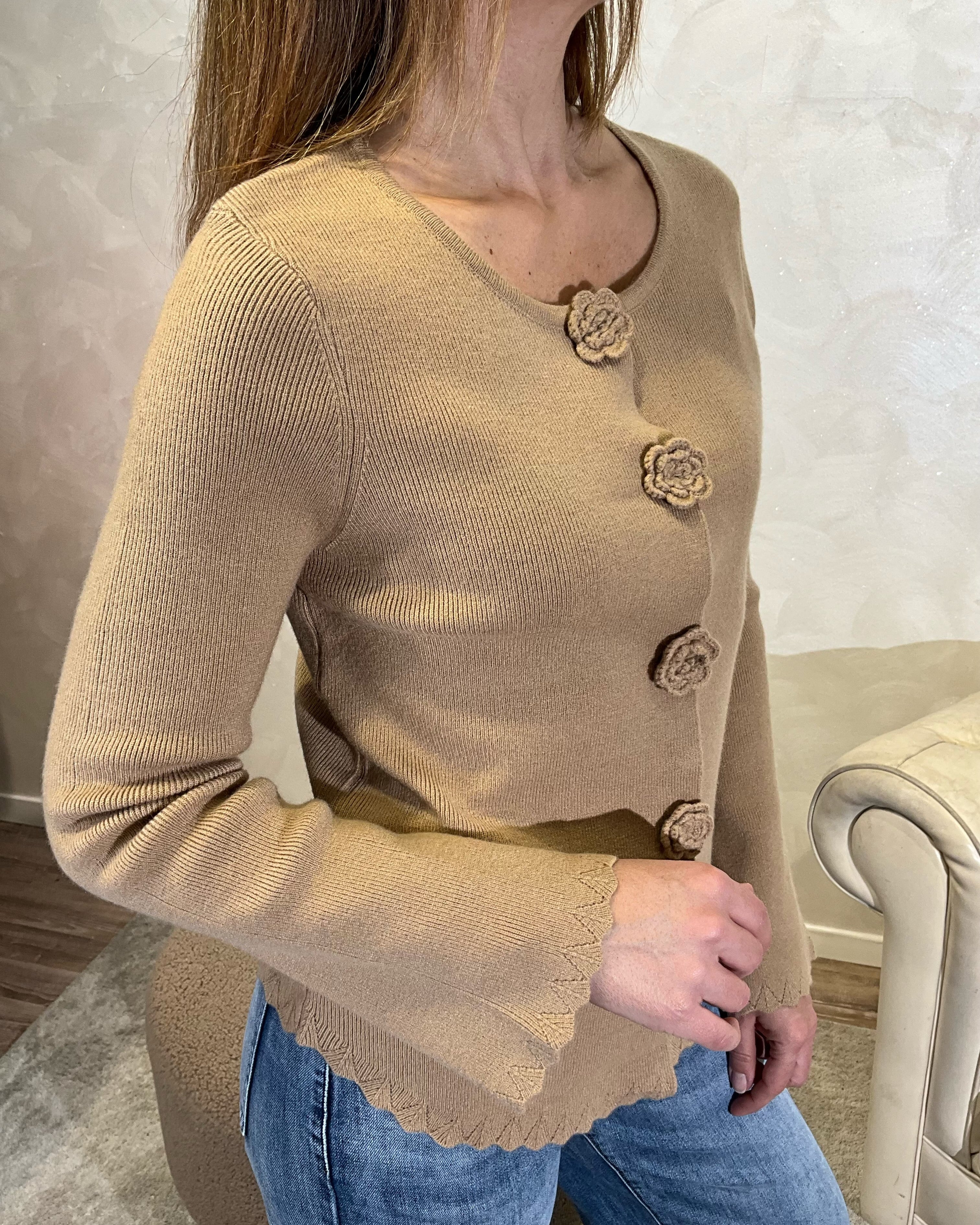 CARDIGAN CON BOTTONI DECORATI A FIORE COL.CAMEL