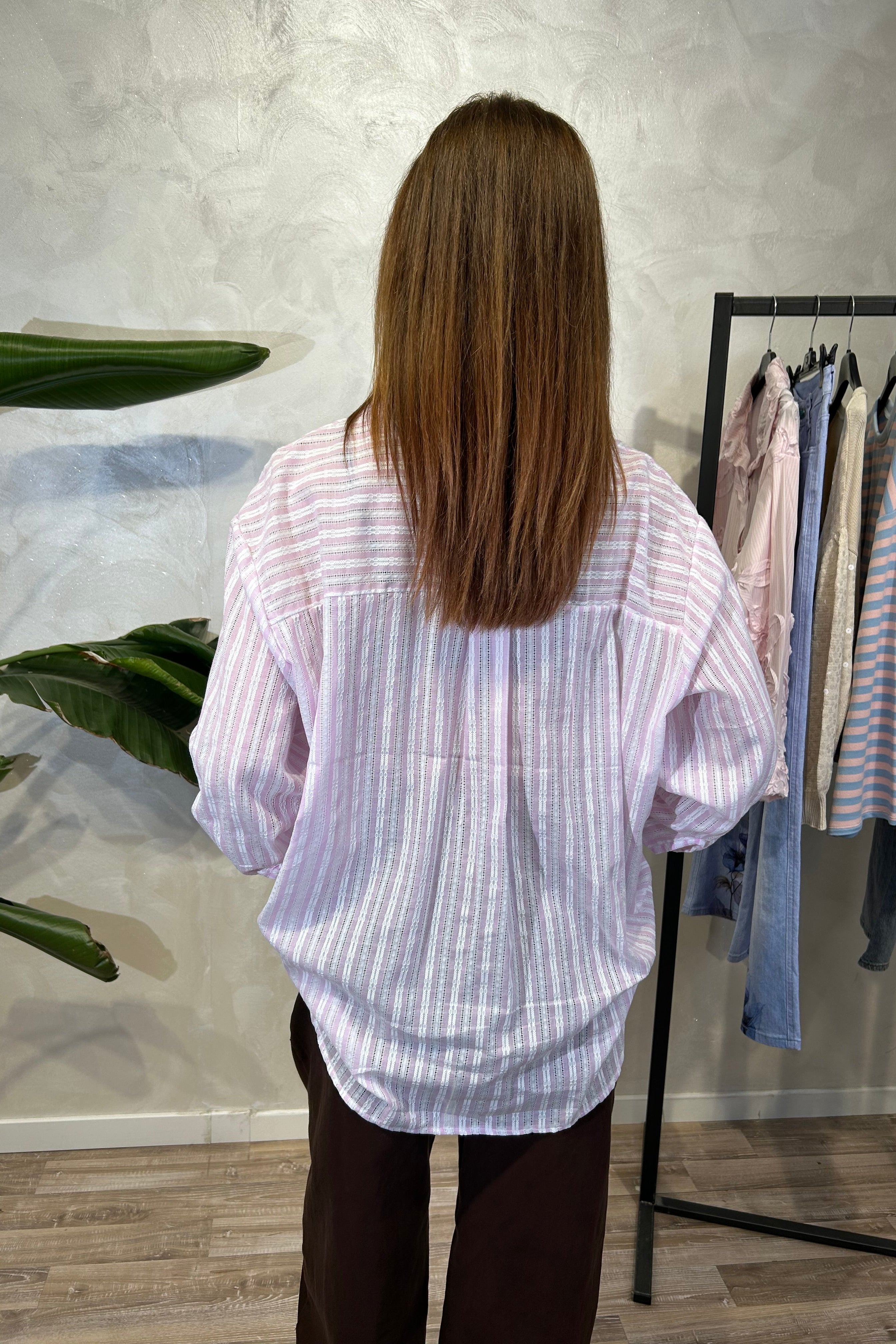 CAMICIA A RIGHE CON TESSUTO OPERATO E RICAMO SUL TASCHINO COL.ROSA