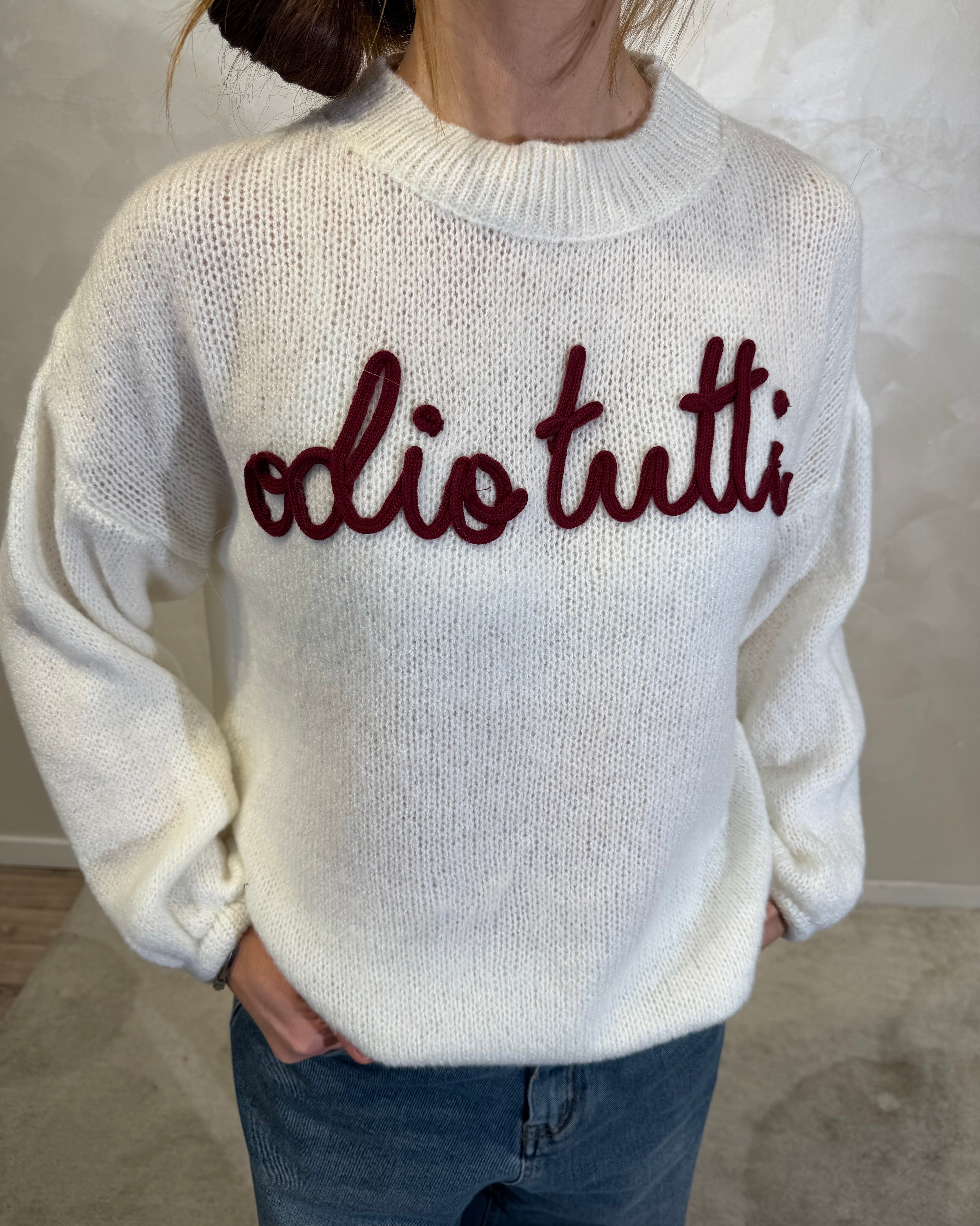 MAGLIONE CON RICAMO "ODIO TUTTI" COL. PANNA