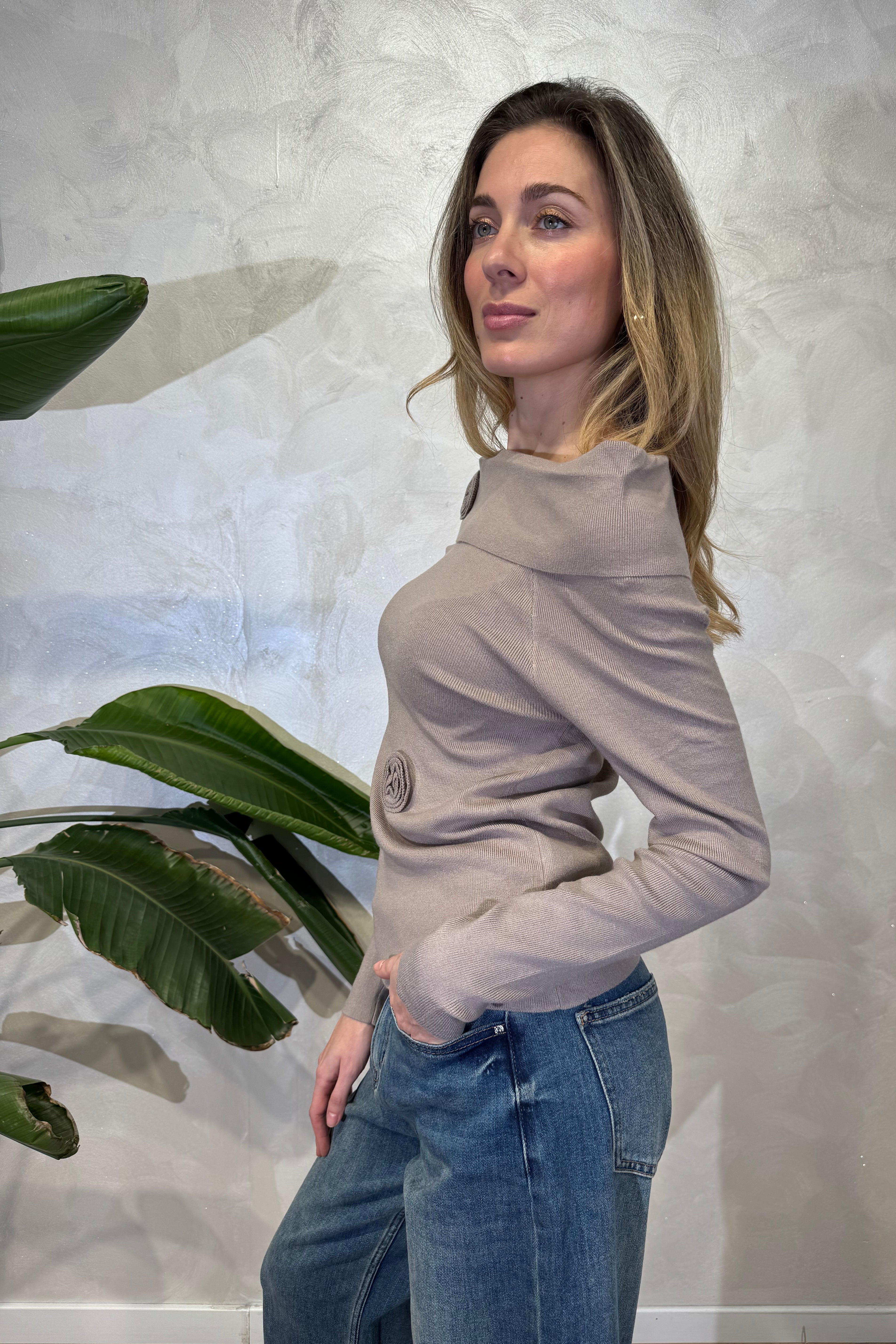 MAGLIA SCOLLO SHIFFER CON APPLICAZIONI ROSE COL. TORTORA