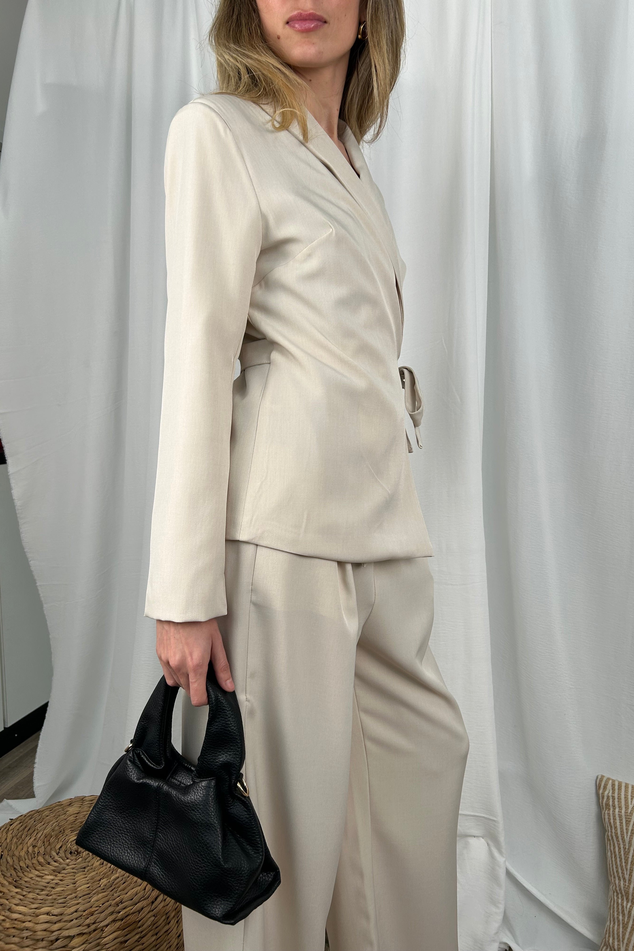 COMPLETO GIACCA CON CHIUSURA LATERALE E PANTALONE A PALAZZO COL SABBIA
