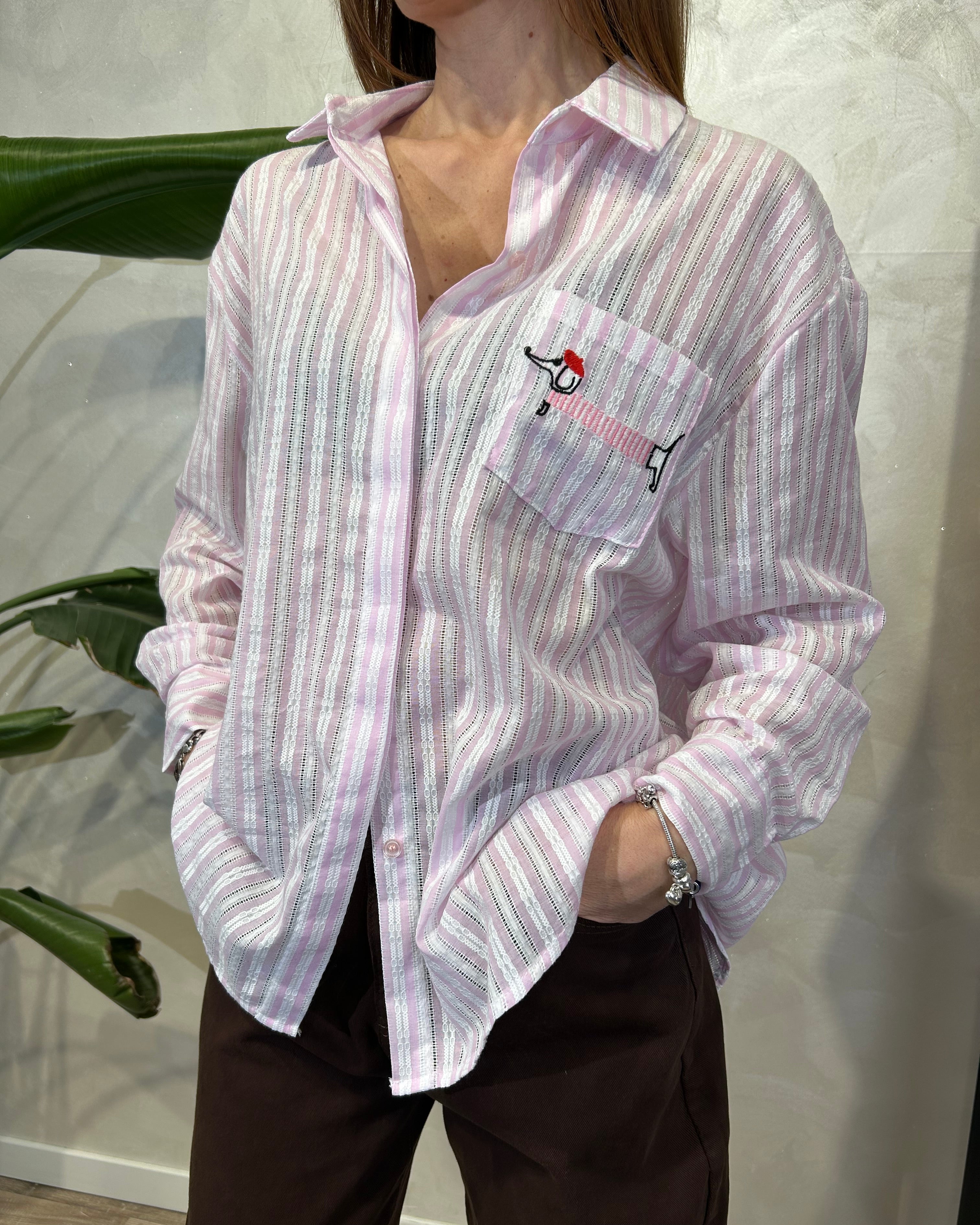 CAMICIA A RIGHE CON TESSUTO OPERATO E RICAMO SUL TASCHINO COL.ROSA