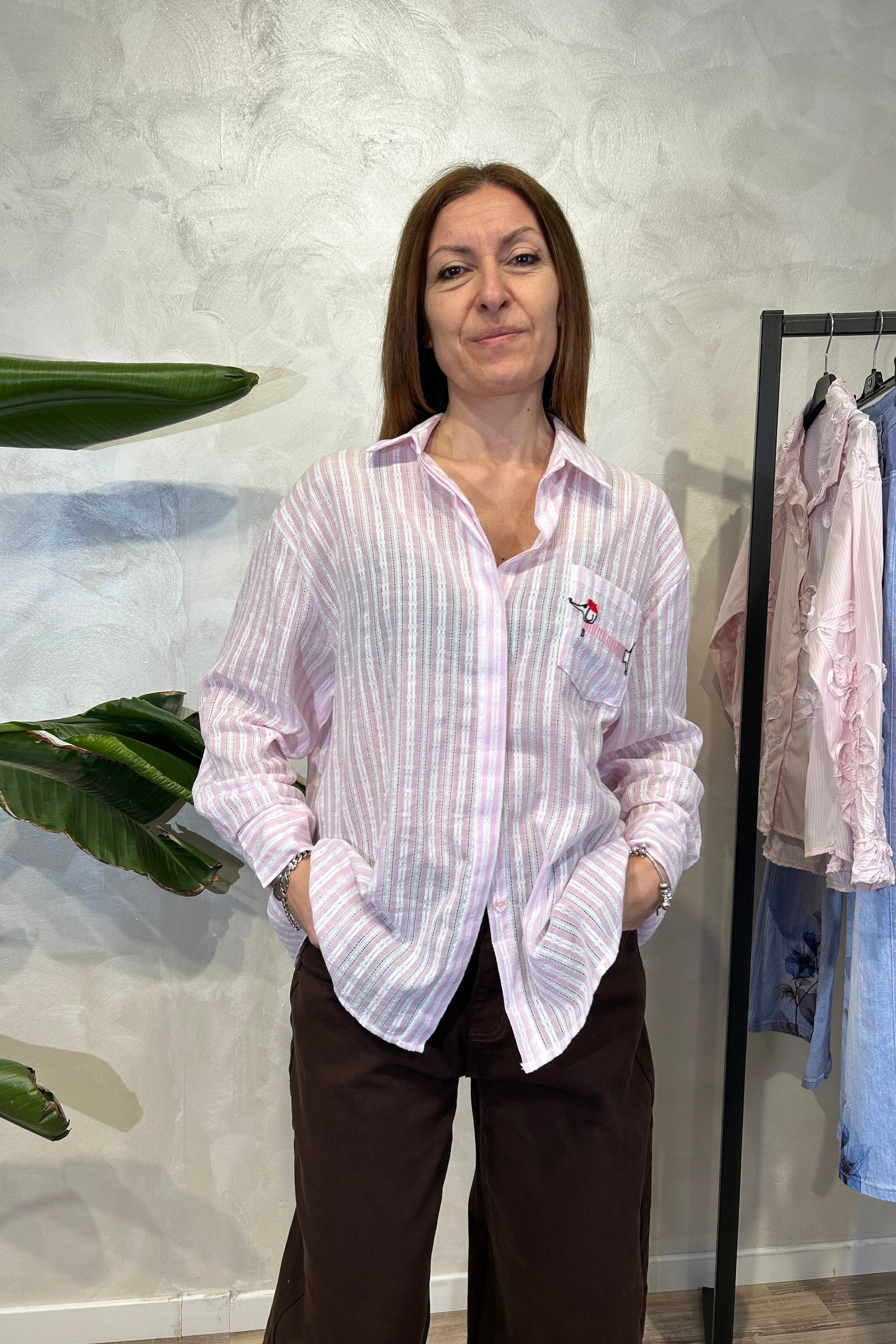 CAMICIA A RIGHE CON TESSUTO OPERATO E RICAMO SUL TASCHINO COL.ROSA