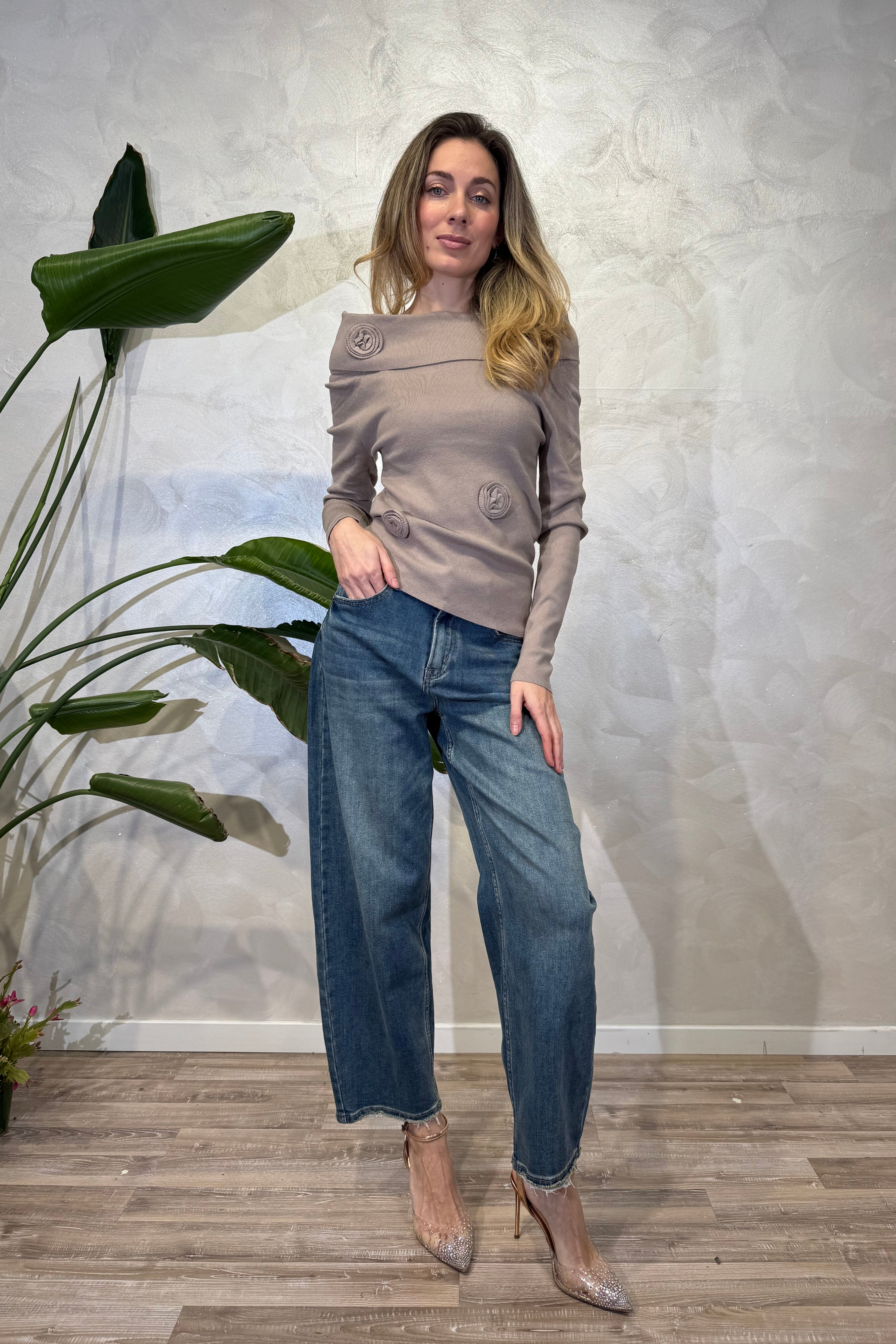 MAGLIA SCOLLO SHIFFER CON APPLICAZIONI ROSE COL. TORTORA