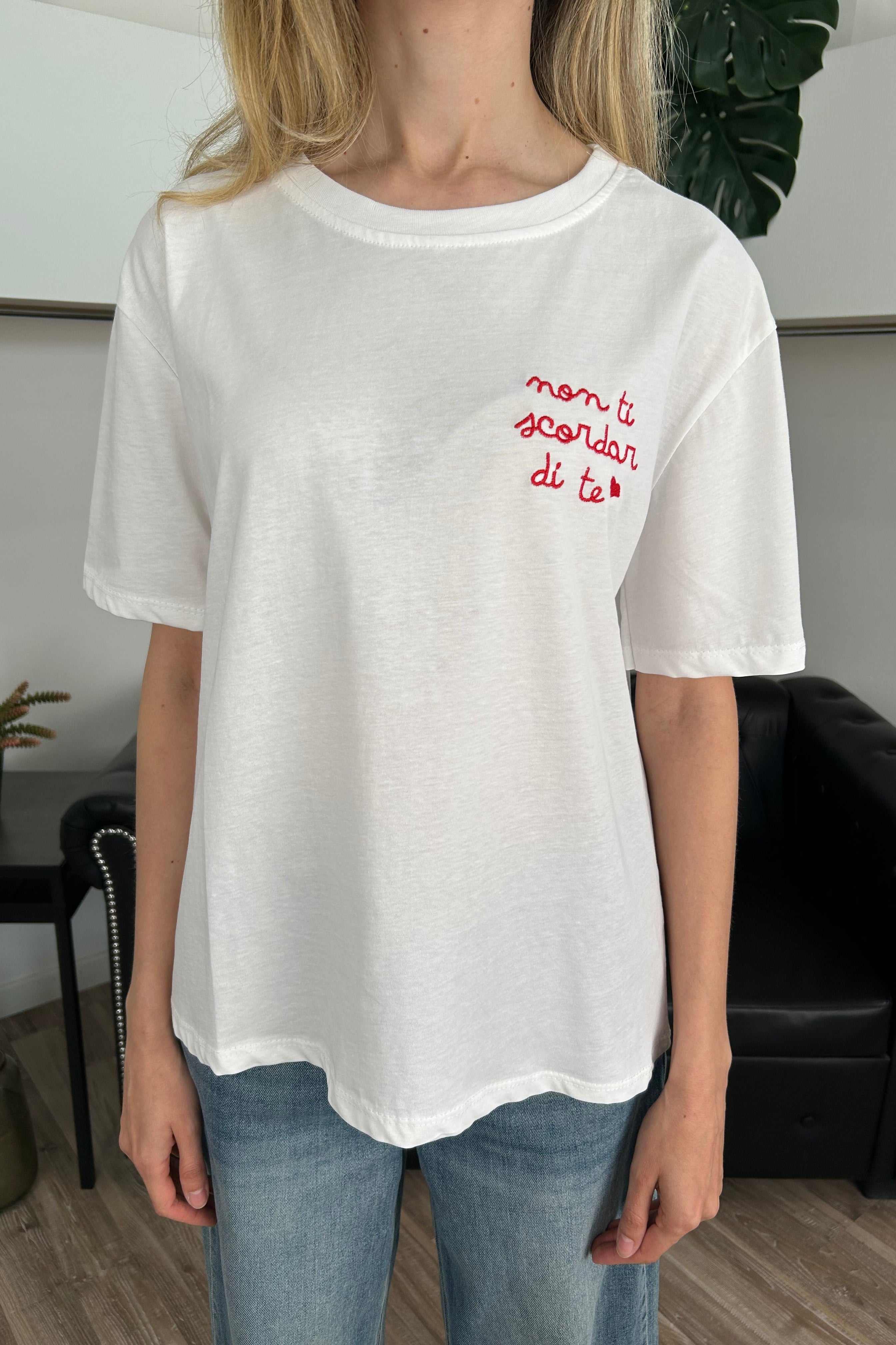 T‑SHIRT COTONE 100% CON SCRITTA “NON TI SCORDAR DI TE" SCRITTA ROSSA