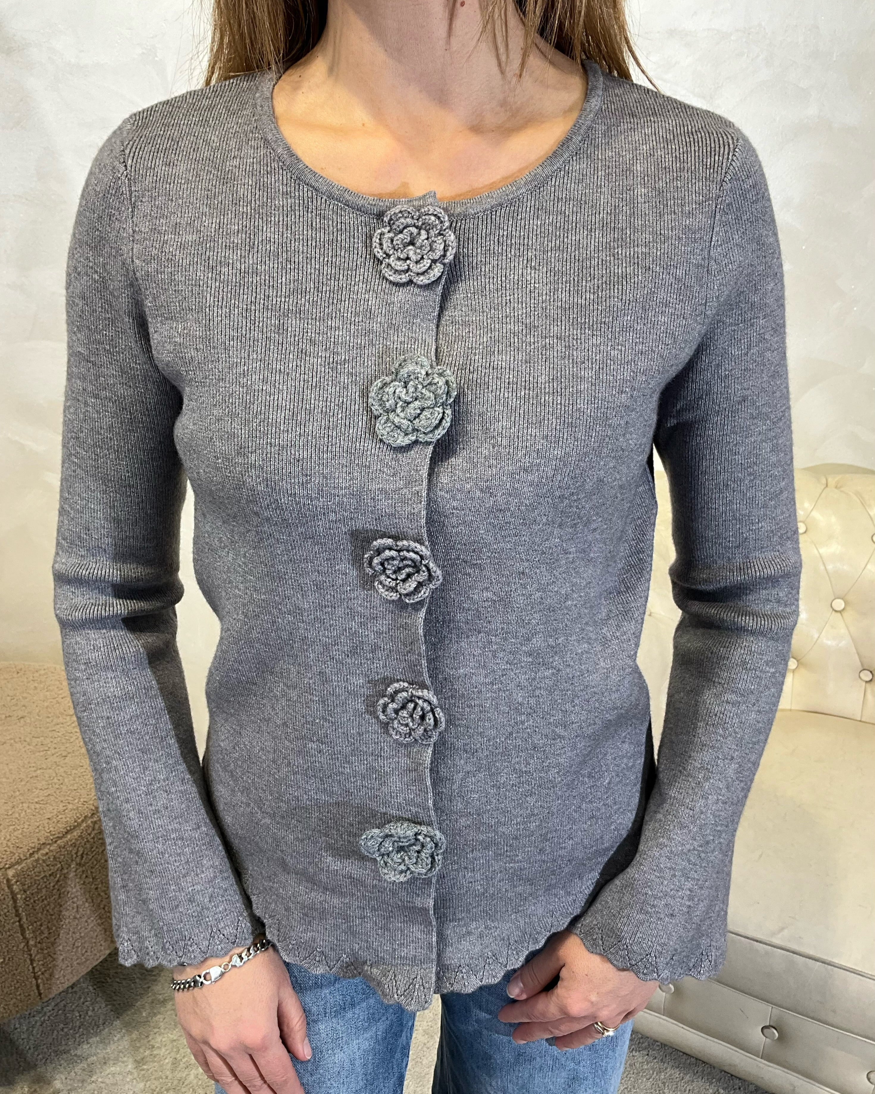 CARDIGAN CON BOTTONI DECORATI A FIORE COL.GRIGIO