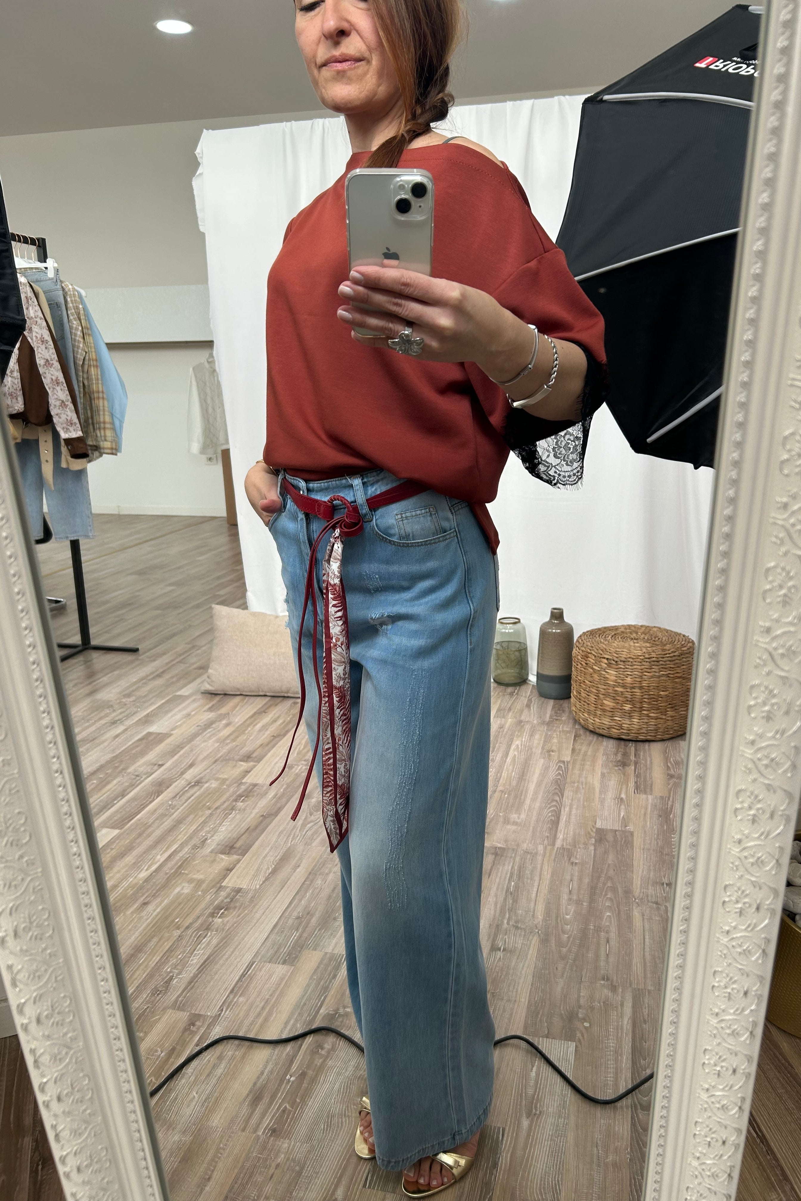JEANS AMPIO CHIARO CON CINTURA ROSSA E FOULARD