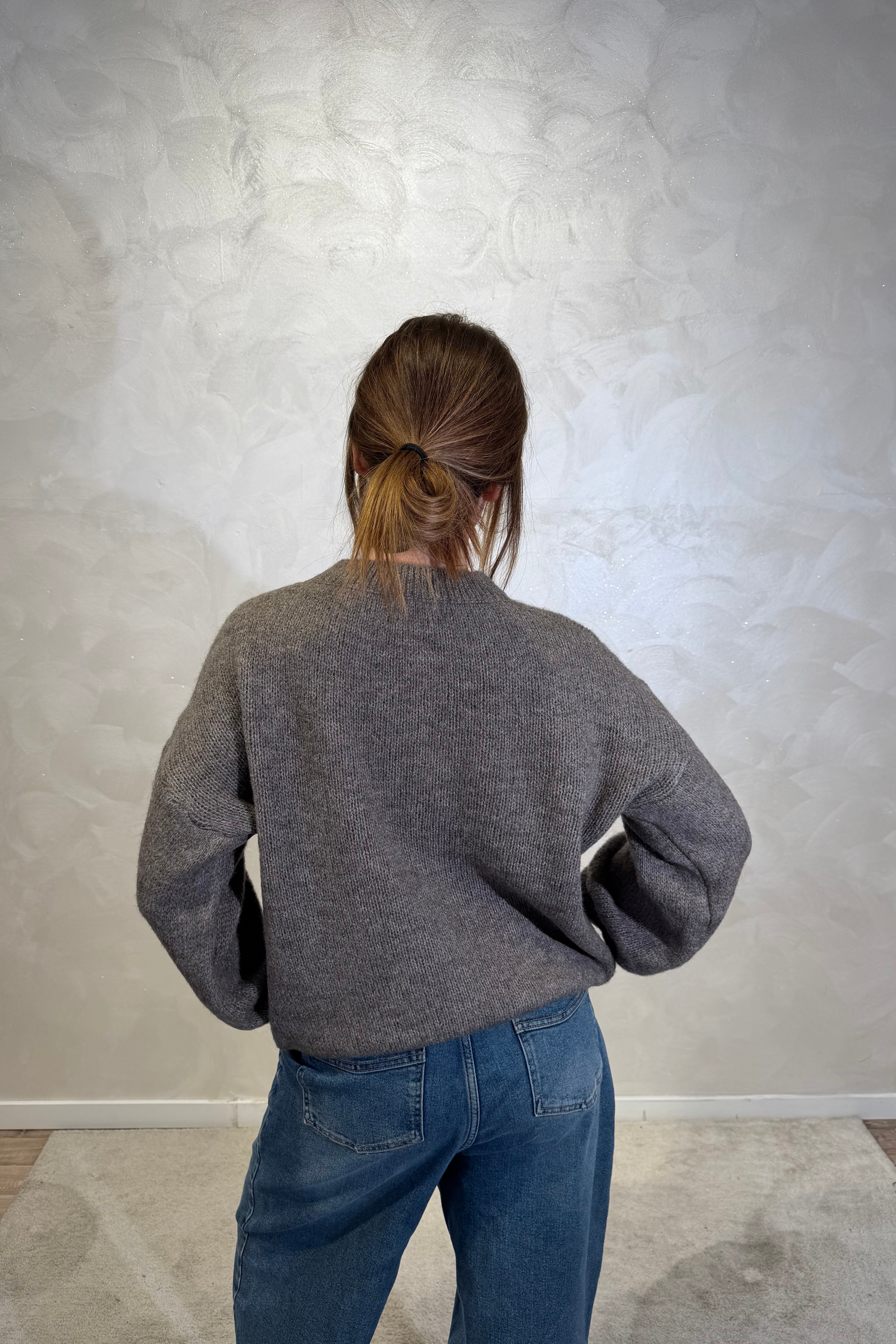 MAGLIONE CON RICAMO "ODIO TUTTI" COL. CASTORO