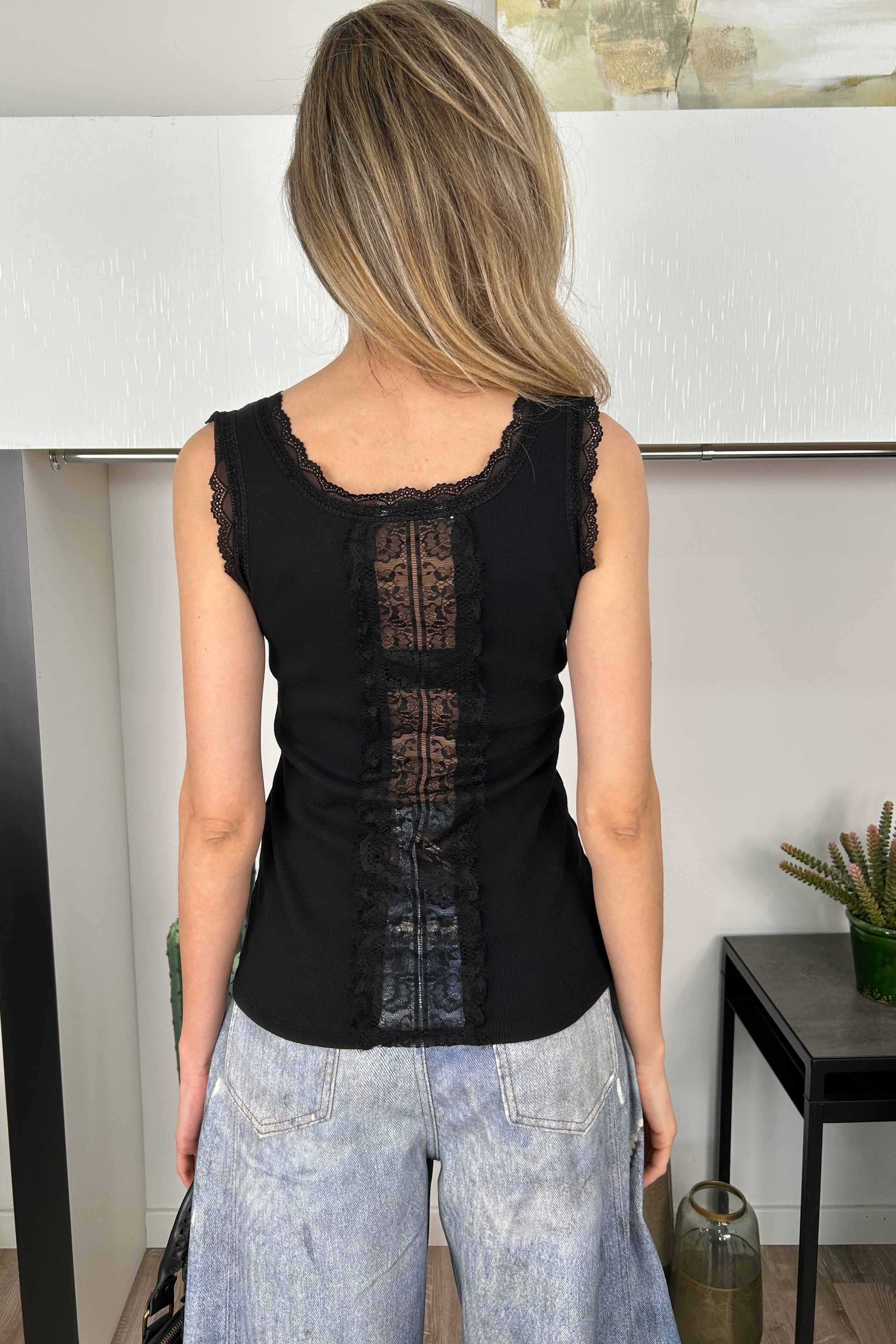 TOP IN COTONE A COSTINE CON INSERTI IN PIZZO TINTURA A FREDDO COL NERO