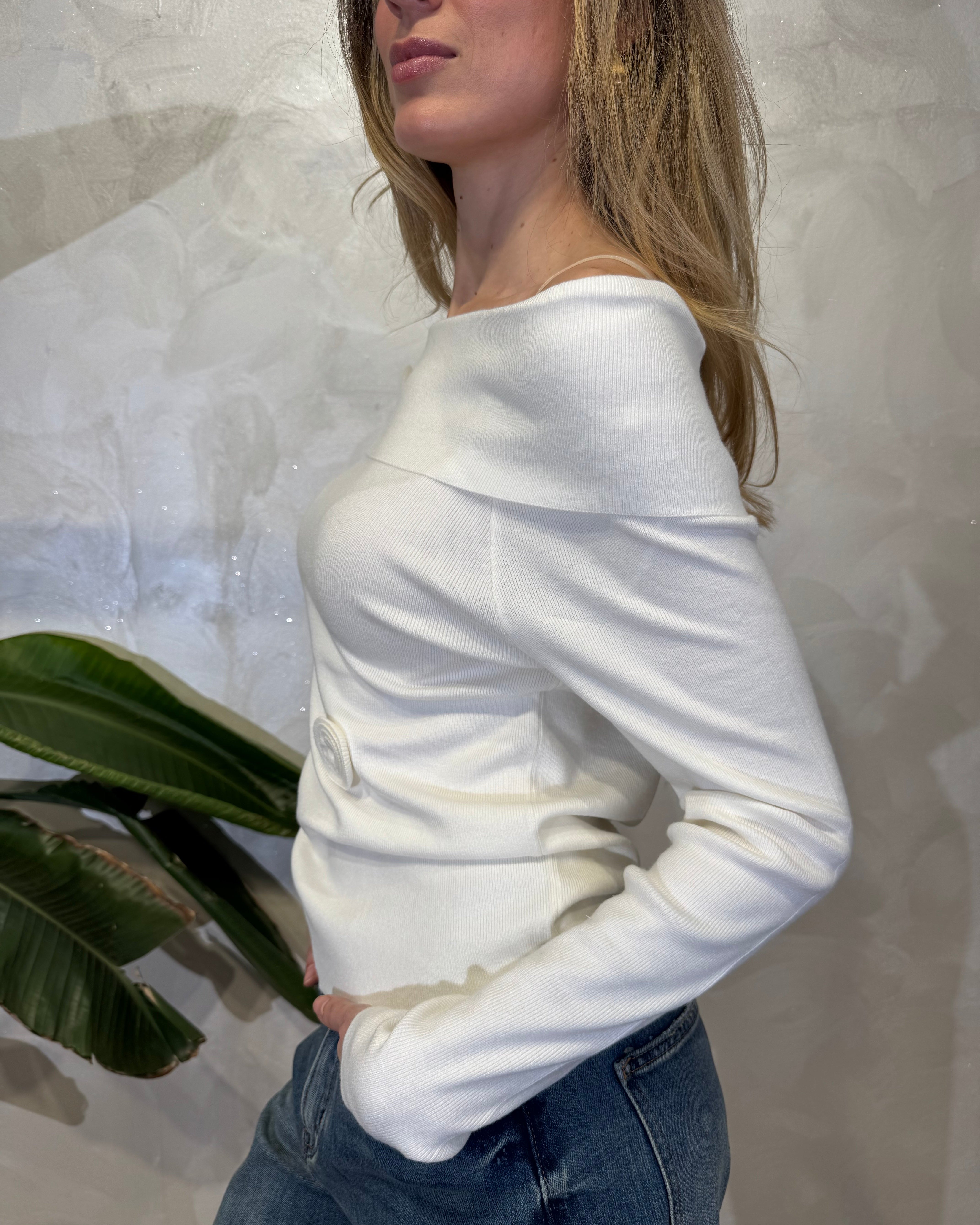 MAGLIA SCOLLO SHIFFER CON APPLICAZIONI ROSE COL. PANNA