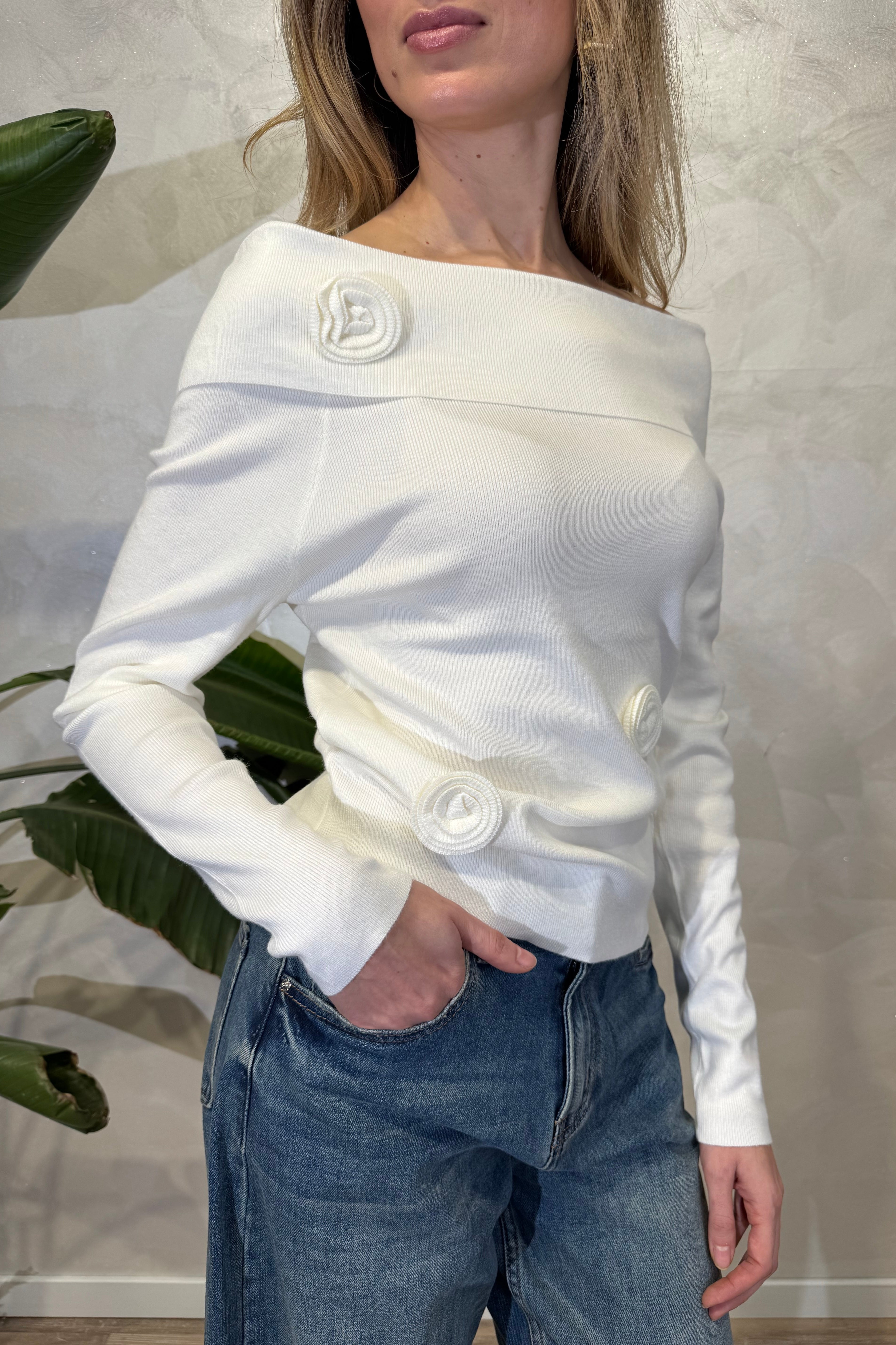 MAGLIA SCOLLO SHIFFER CON APPLICAZIONI ROSE COL. PANNA