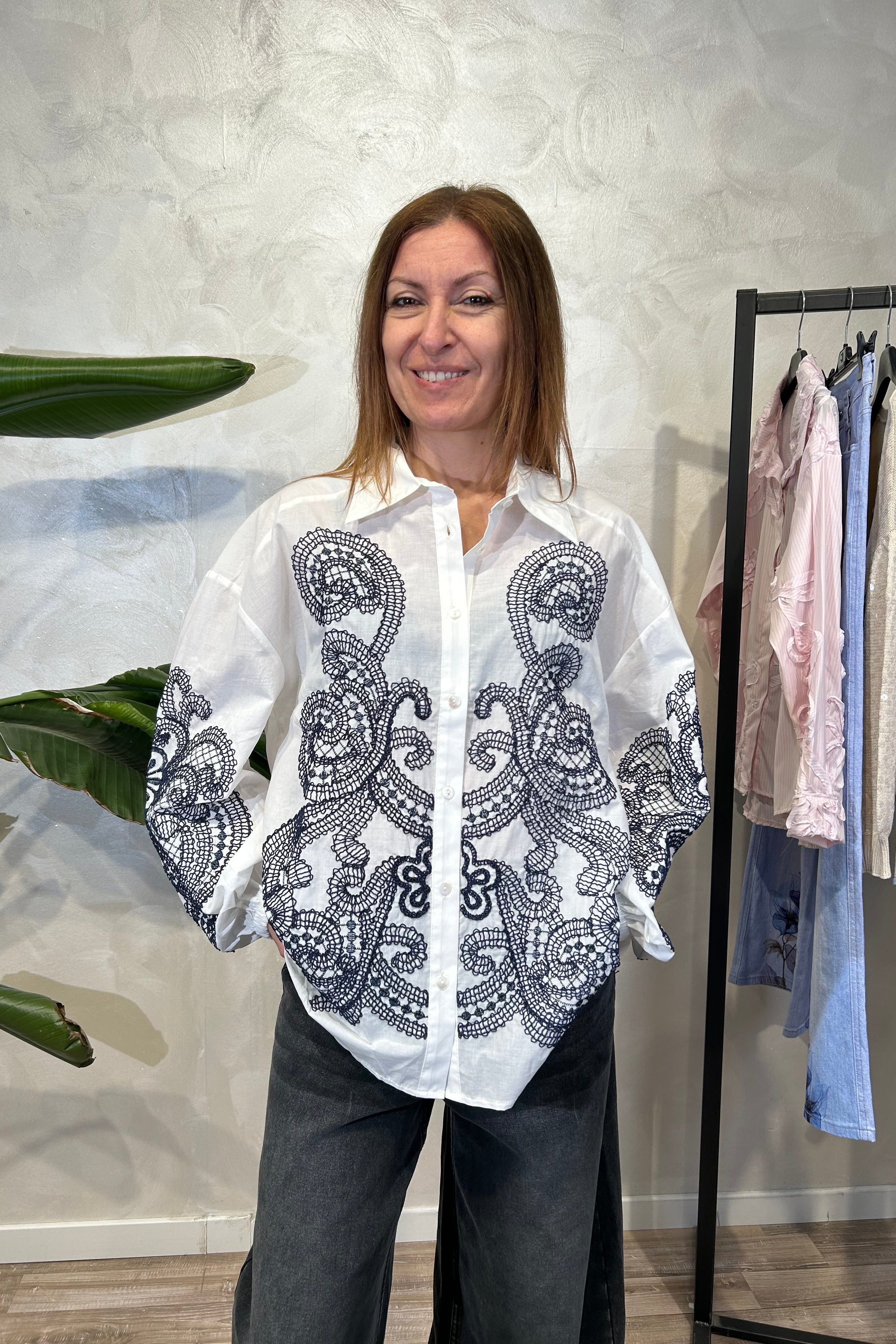 CAMICIA IN COTONE CON RICAMO BLU PAISLEY COL. PANNA